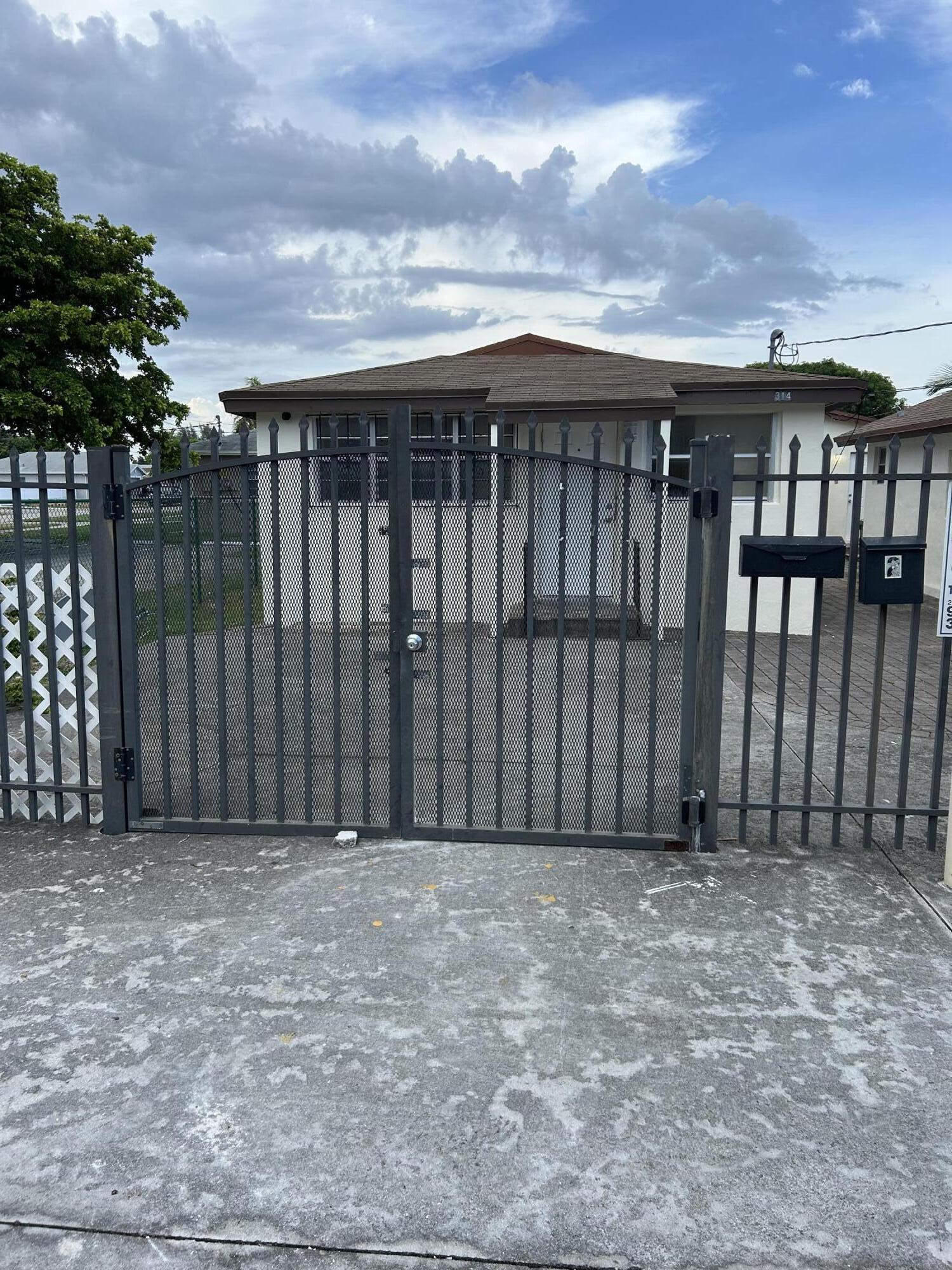 Foto de propiedad en 314 NW 5TH Street NW 1-3, Hallandale Beach, FL 33009 Hallandale Beach con MLS# 