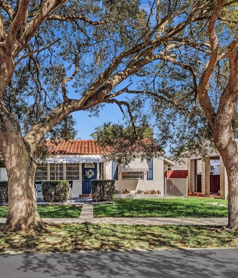Foto de propiedad en 2539 CLEVELAND Street, Hollywood, FL 33020 Hollywood con MLS# 