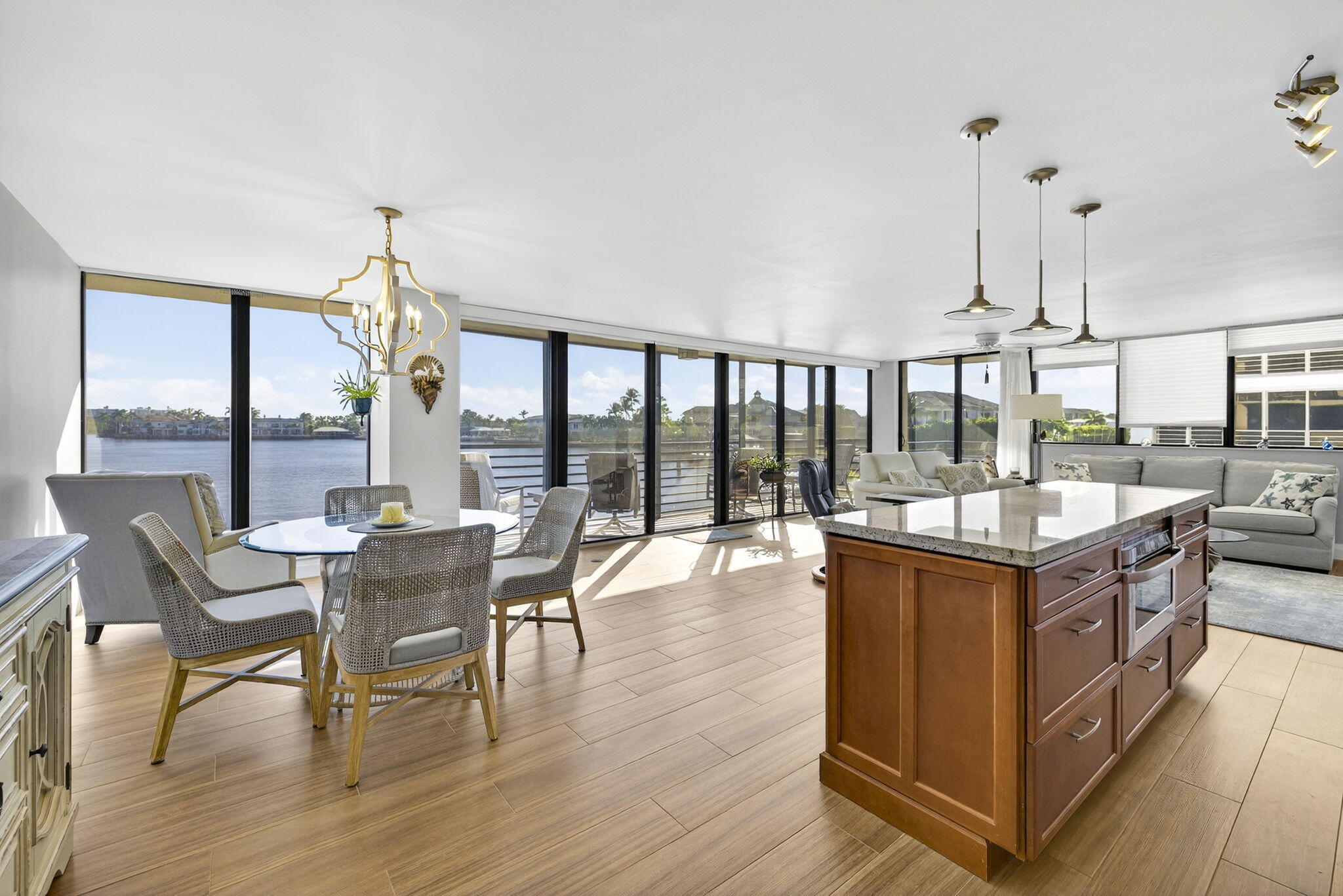 Foto de propiedad en 900 NE SPANISH RIVER Boulevard 2w, Boca Raton, FL 33431 Boca Raton con MLS# 