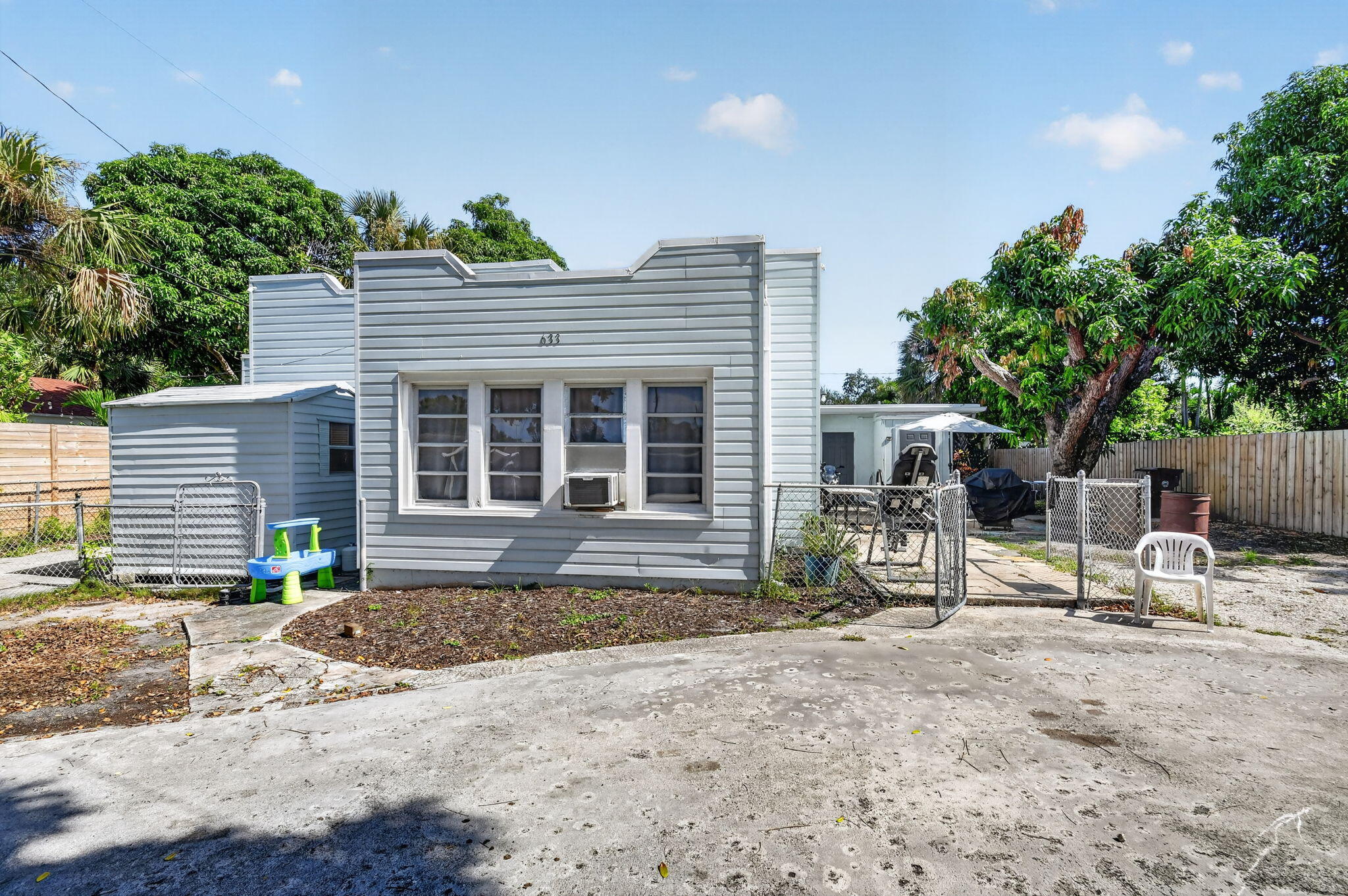 Foto de propiedad en 633 Franklin Road, West Palm Beach, FL 33405 West Palm Beach con MLS# 