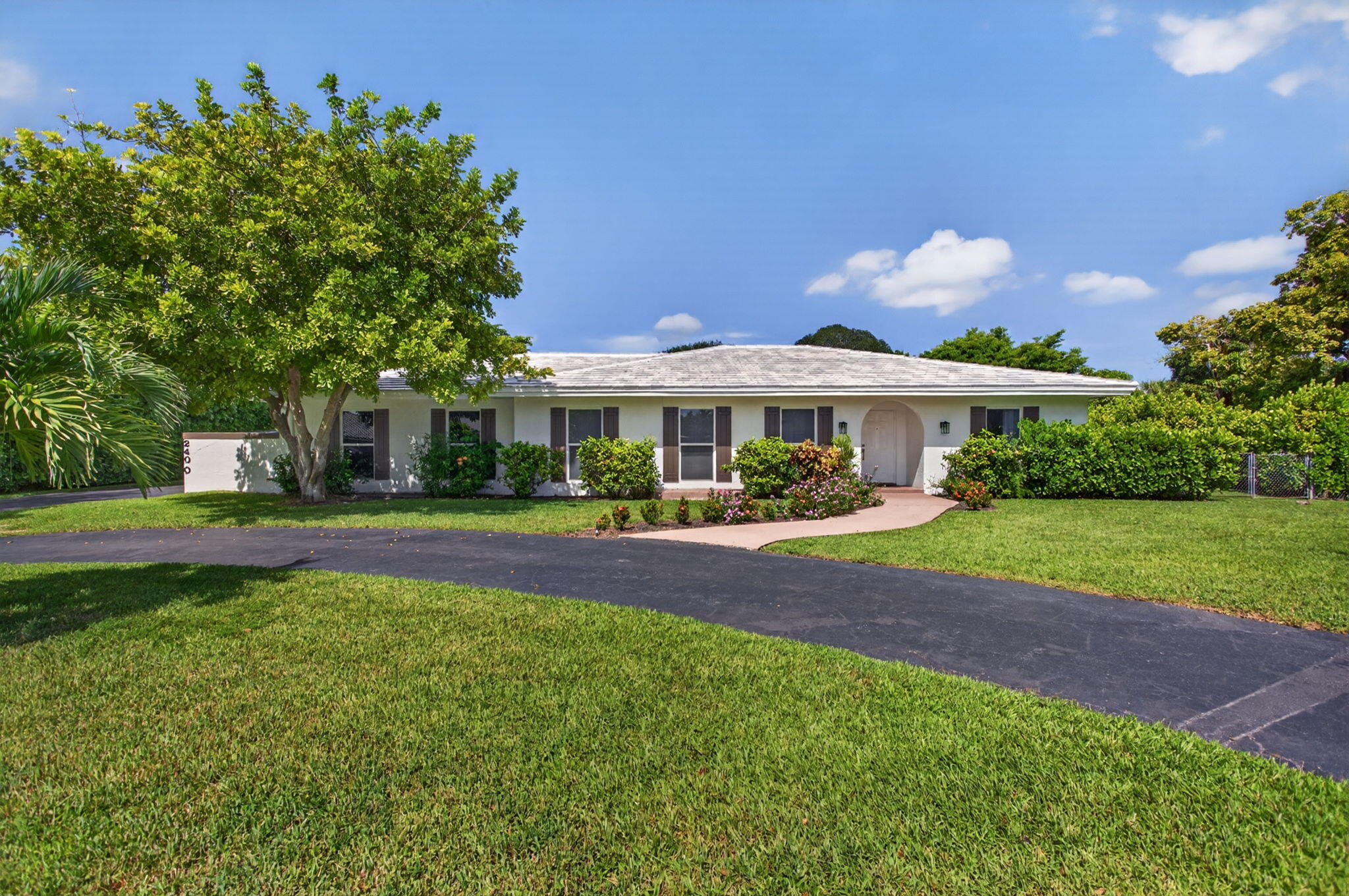 Foto de propiedad en 2400 NW 105TH Terrace, Coral Springs, FL 33065 Coral Springs con MLS# 