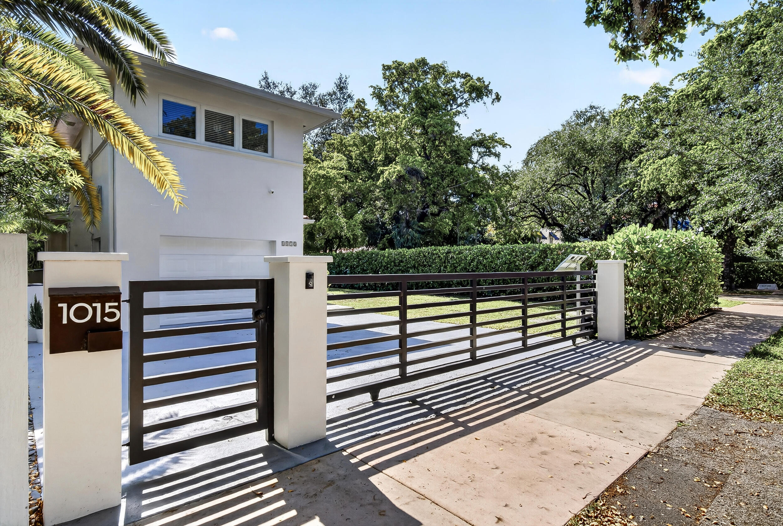 Foto de propiedad en 1015 Madrid Street, Coral Gables, FL 33134 Coral Gables con MLS# 