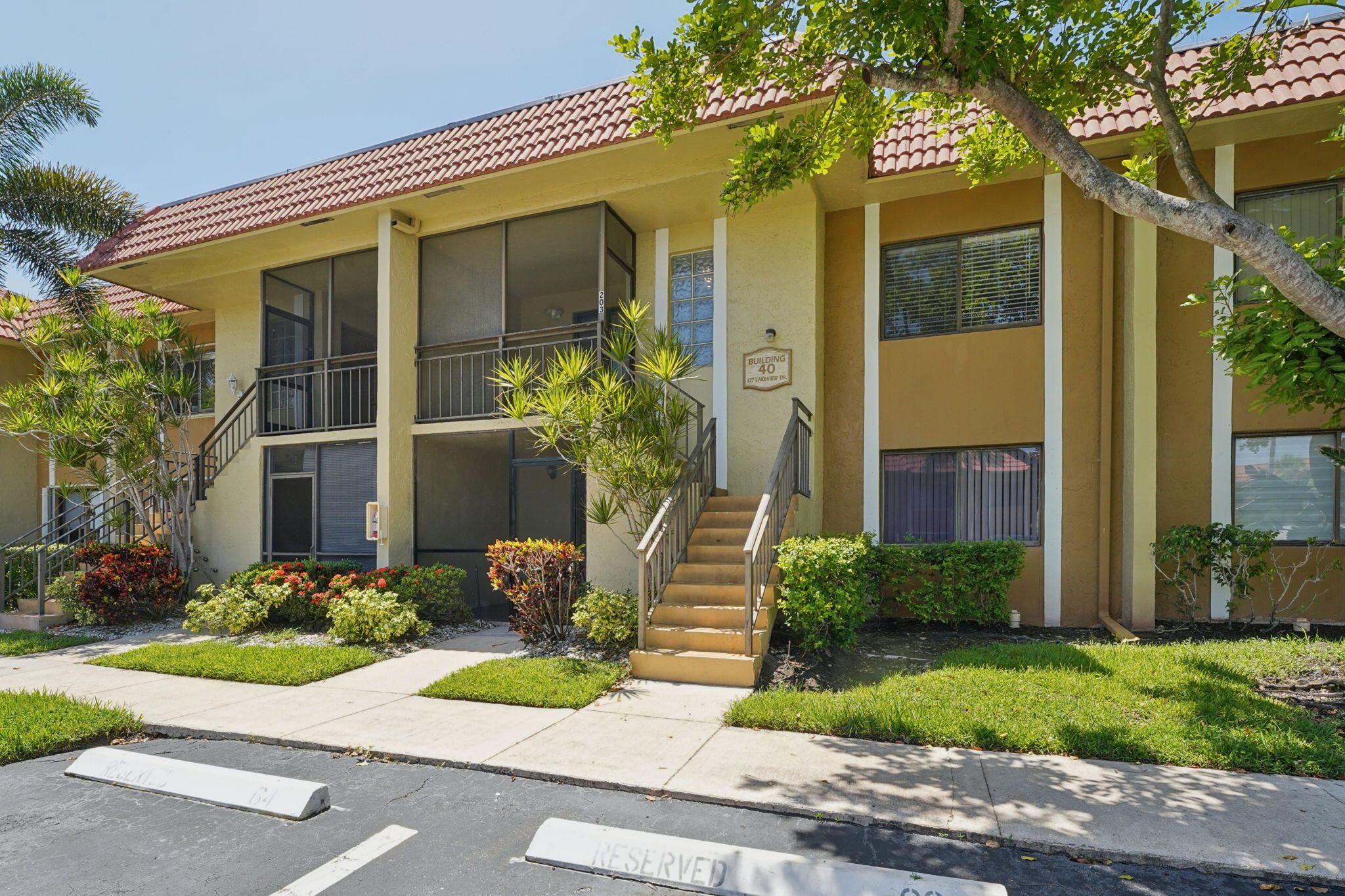 Foto de propiedad en 327 LAKEVIEW Drive 203, Weston, FL 33326 Weston con MLS# 