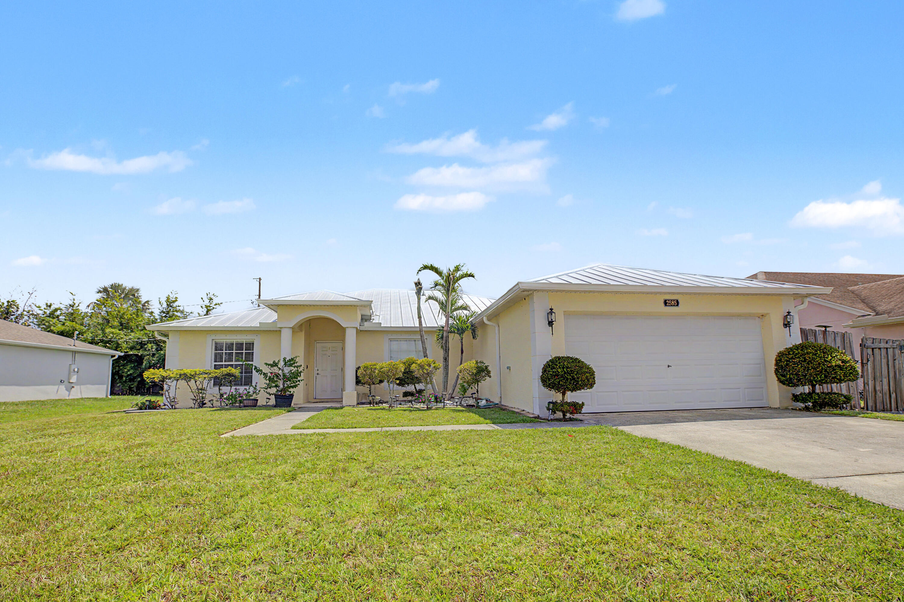 Foto de propiedad en 2585 SE LAKEWOOD Street, Port St. Lucie, FL 34952 Port St. Lucie con MLS# 