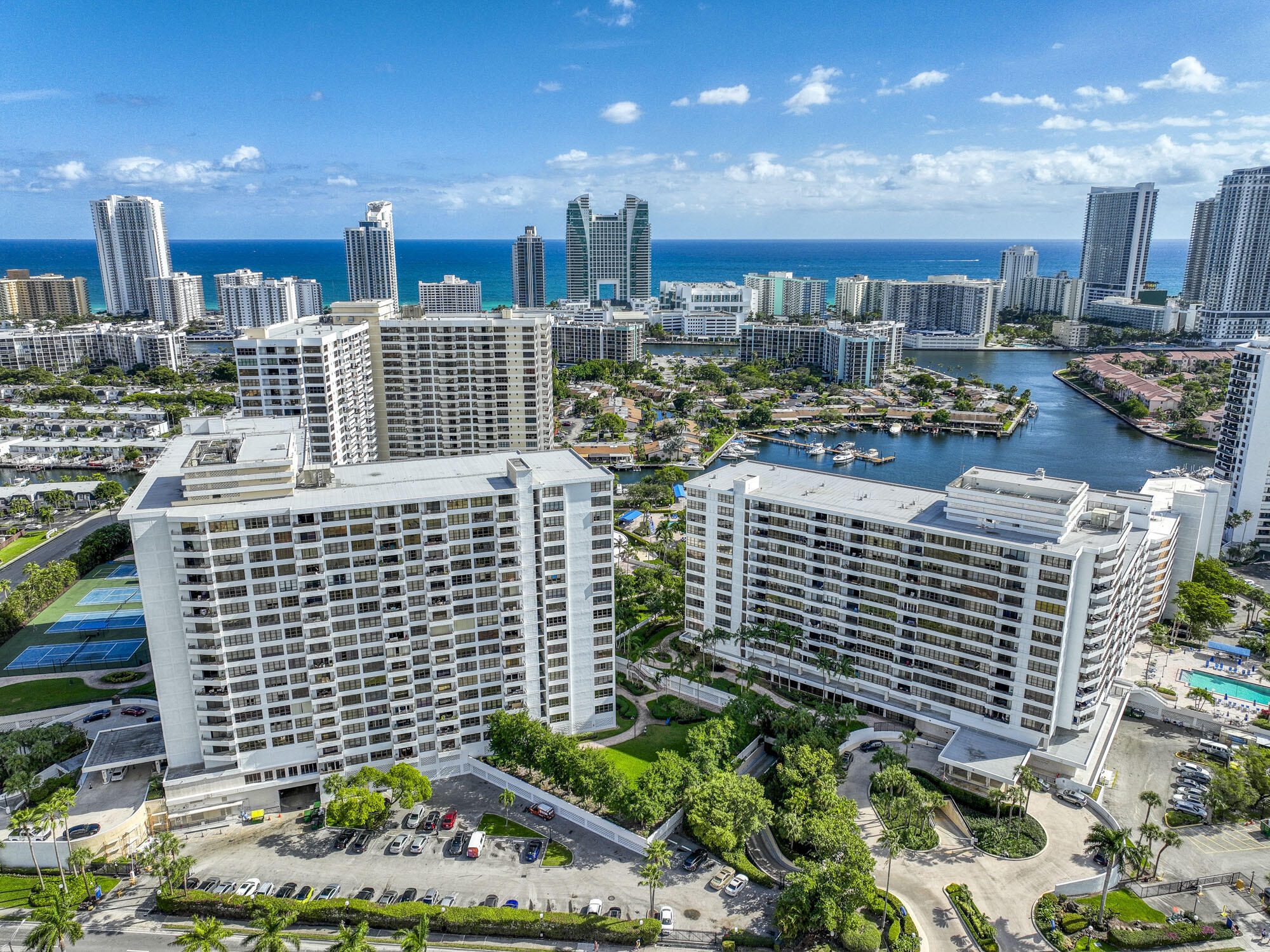 Foto de propiedad en 600 Three Islands Boulevard 801, Hallandale Beach, FL 33009 Hallandale Beach con MLS# 