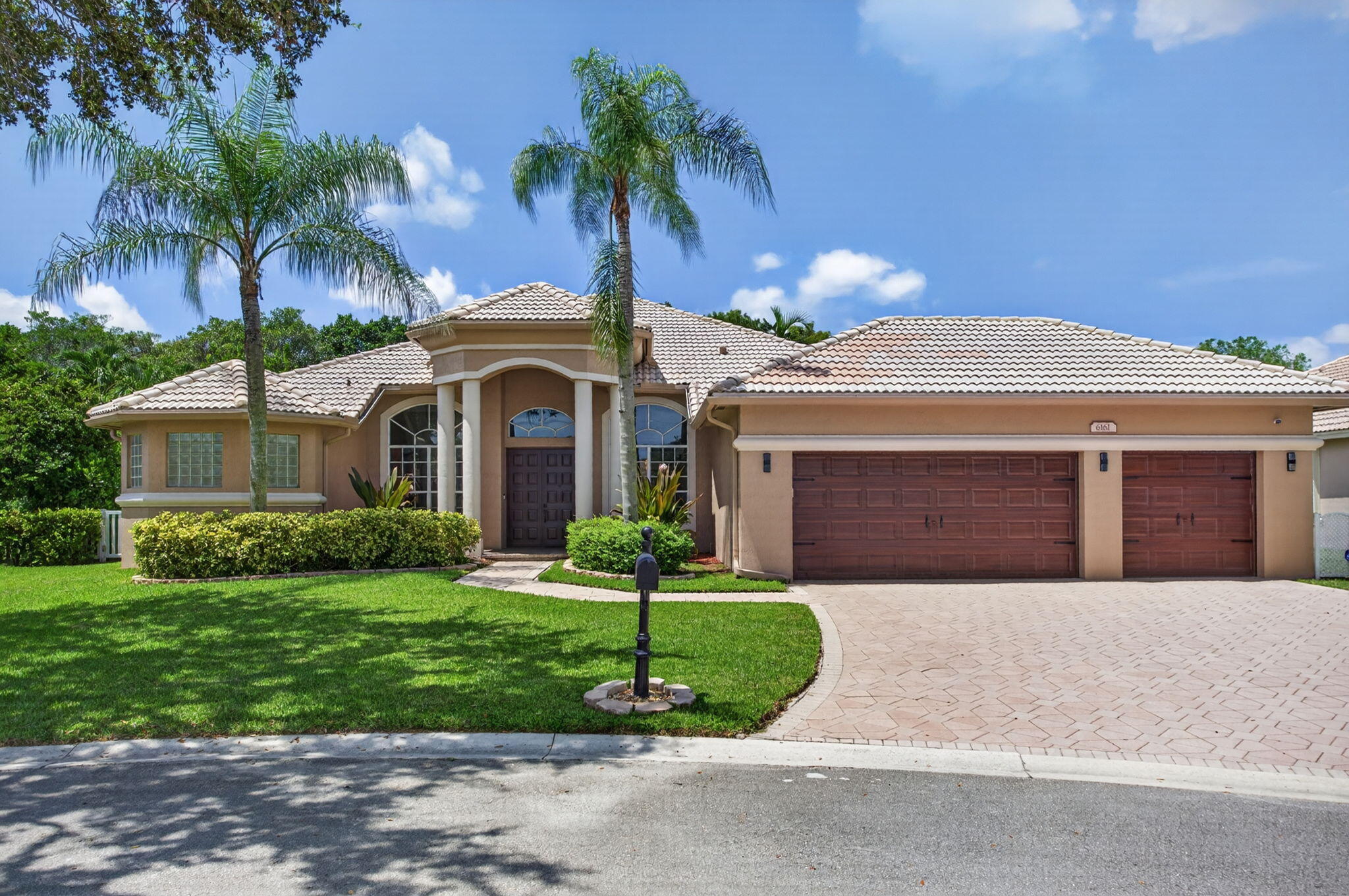 Foto de propiedad en 6161 NW 53RD Circle, Coral Springs, FL 33067 Coral Springs con MLS# 