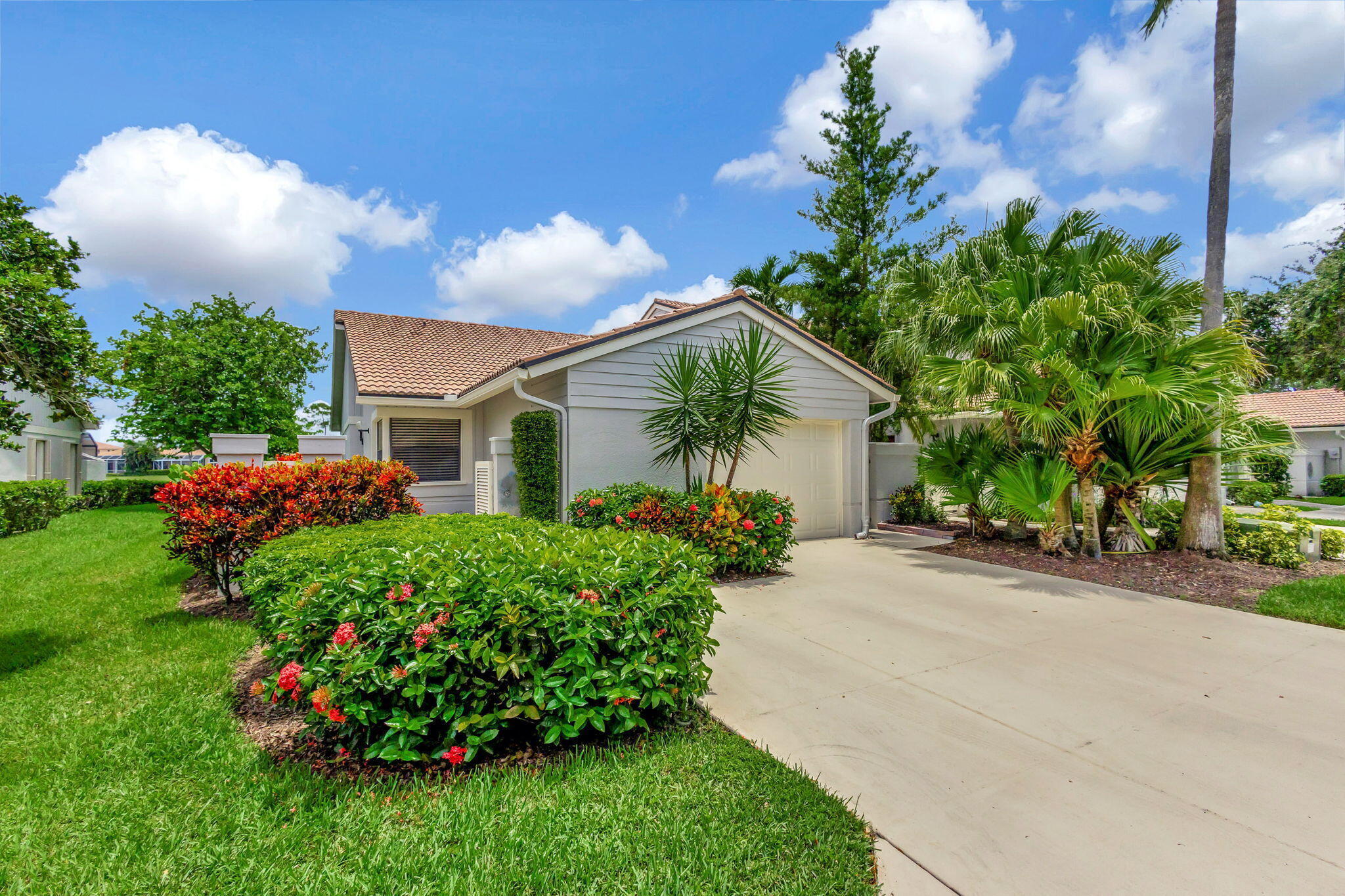 Foto de propiedad en 523 Prestwick Circle, Palm Beach Gardens, FL 33418 Palm Beach Gardens con MLS# 