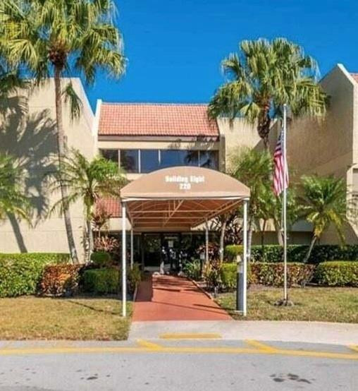 Foto de propiedad en 220 LAKEVIEW Drive 103, Weston, FL 33326 Weston con MLS# 