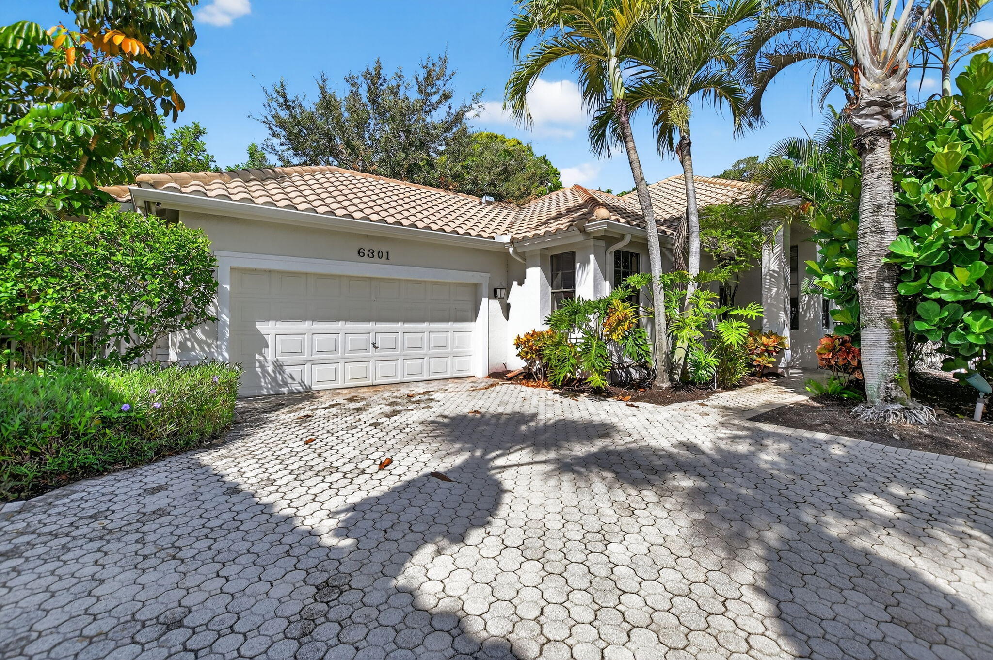 Foto de propiedad en 6301 NW 25th Way, Boca Raton, FL 33496 Boca Raton con MLS# 