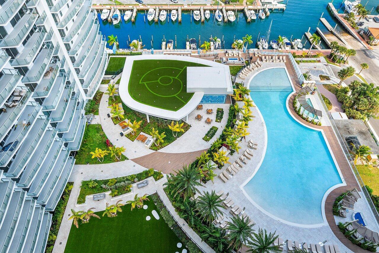 Foto de propiedad en 220 LAKE SHORE Drive 702, Lake Park, FL 33403 Lake Park con MLS# 