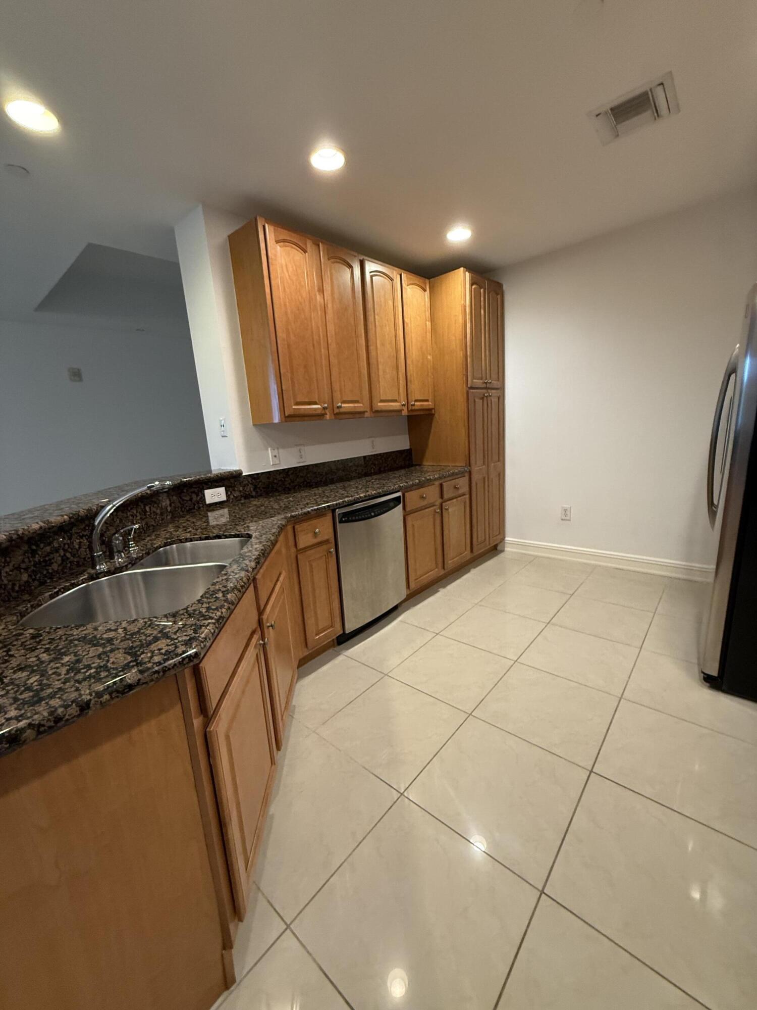 Foto de propiedad en 16101 EMERALD ESTATES Drive 153, Weston, FL 33331 Weston con MLS# 