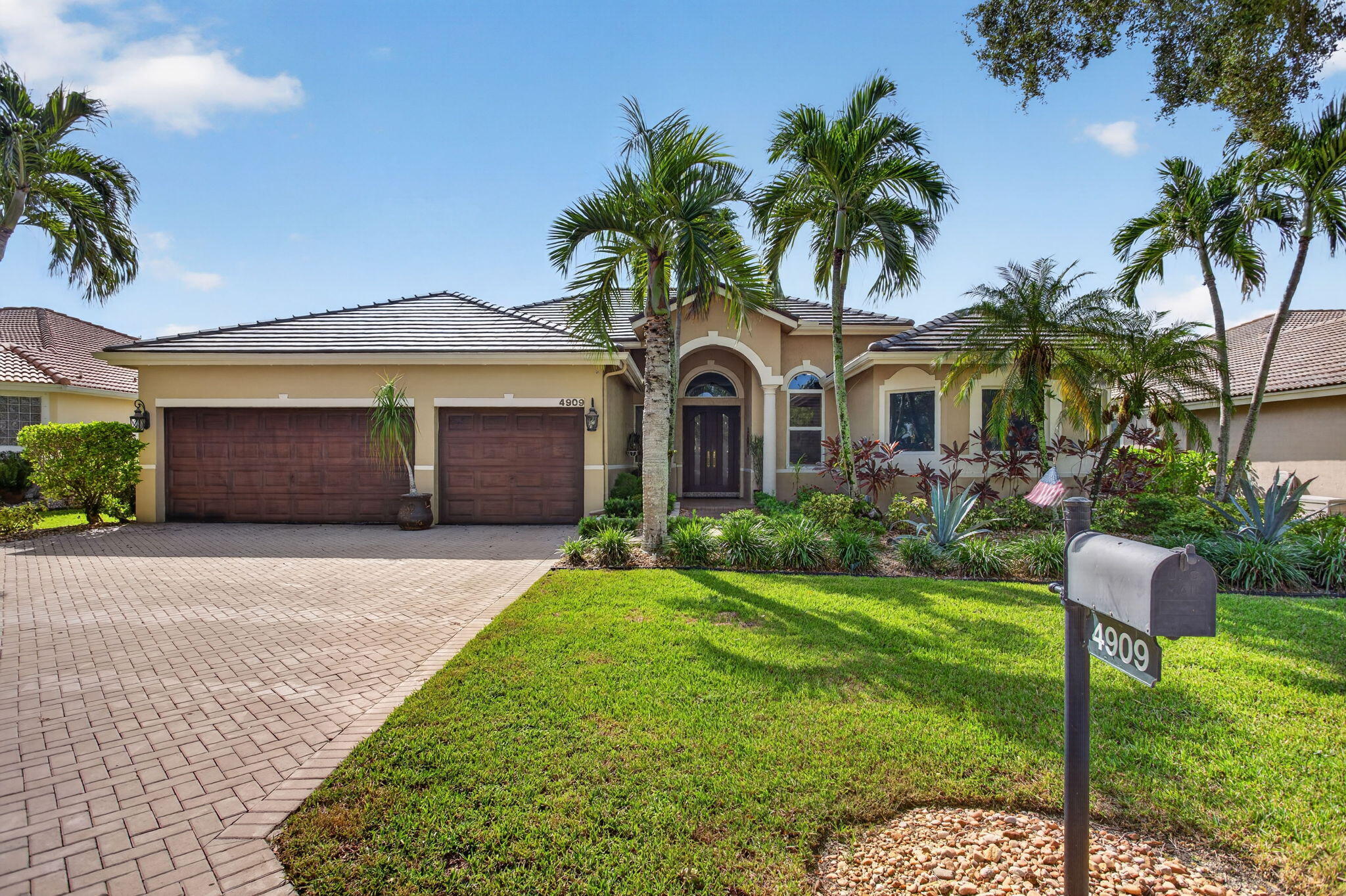 Foto de propiedad en 4909 NW 112th Drive, Coral Springs, FL 33076 Coral Springs con MLS# 