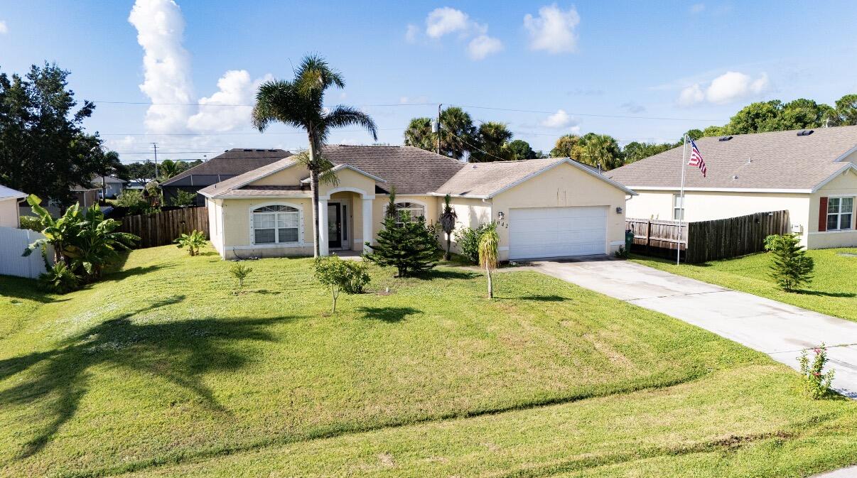 Foto de propiedad en 1042 SW Dartmouth Avenue, Port St. Lucie, FL 34953 Port St. Lucie con MLS# 