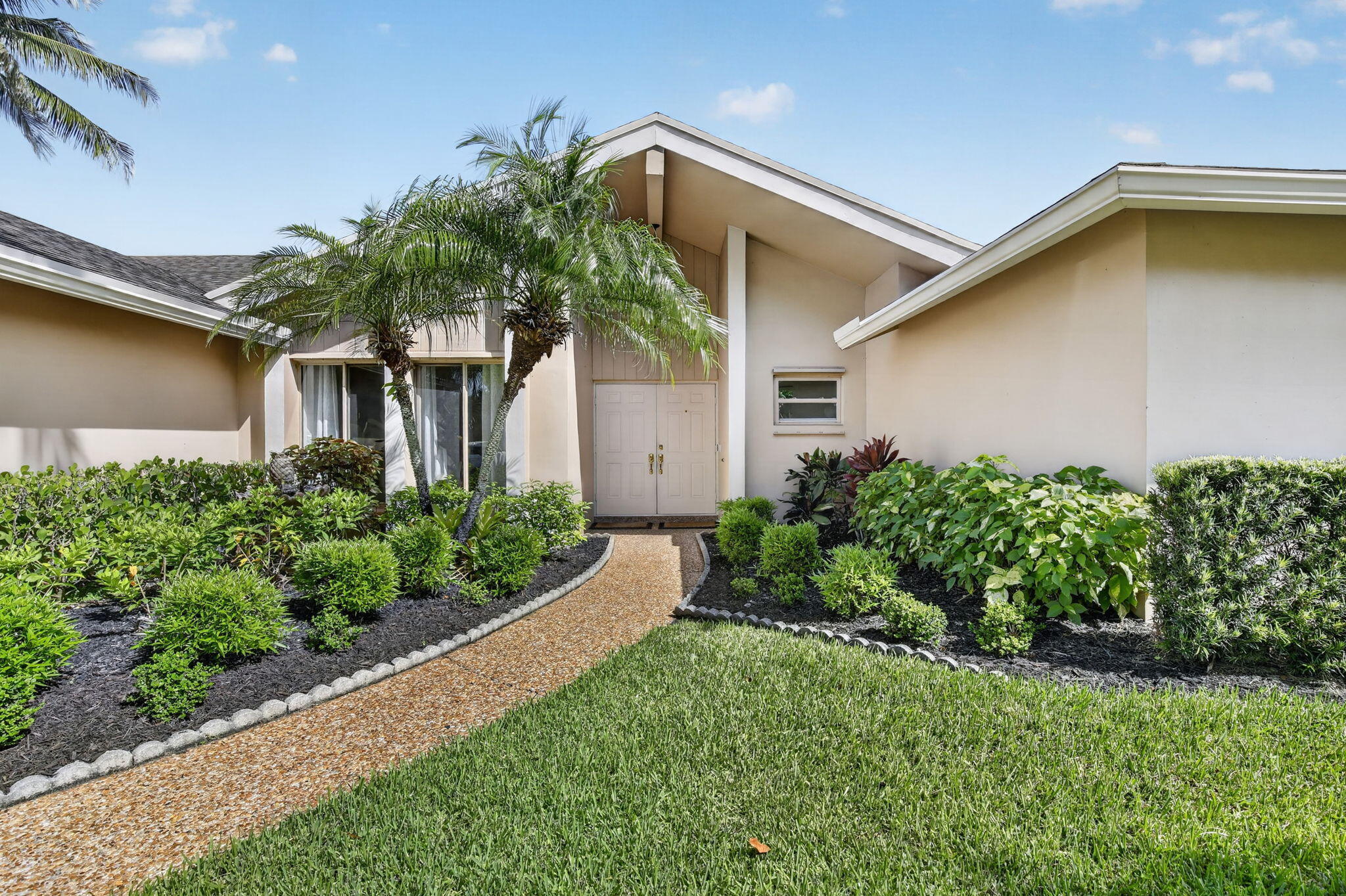 Foto de propiedad en 9821 SW 1ST Court, Plantation, FL 33324 Plantation con MLS# 