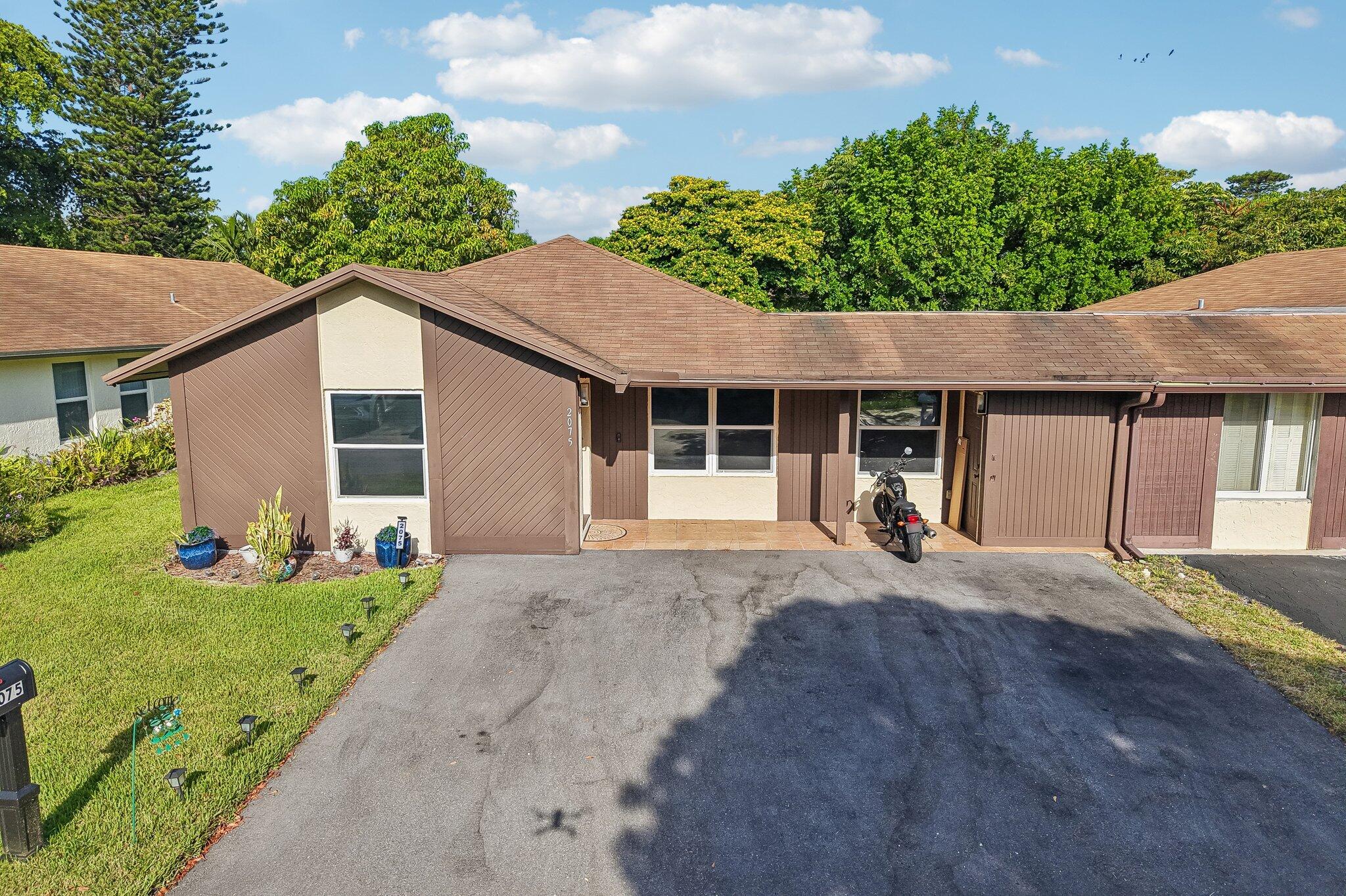 Foto de propiedad en 2075 SW 72ND Avenue, Davie, FL 33317 Davie con MLS# 