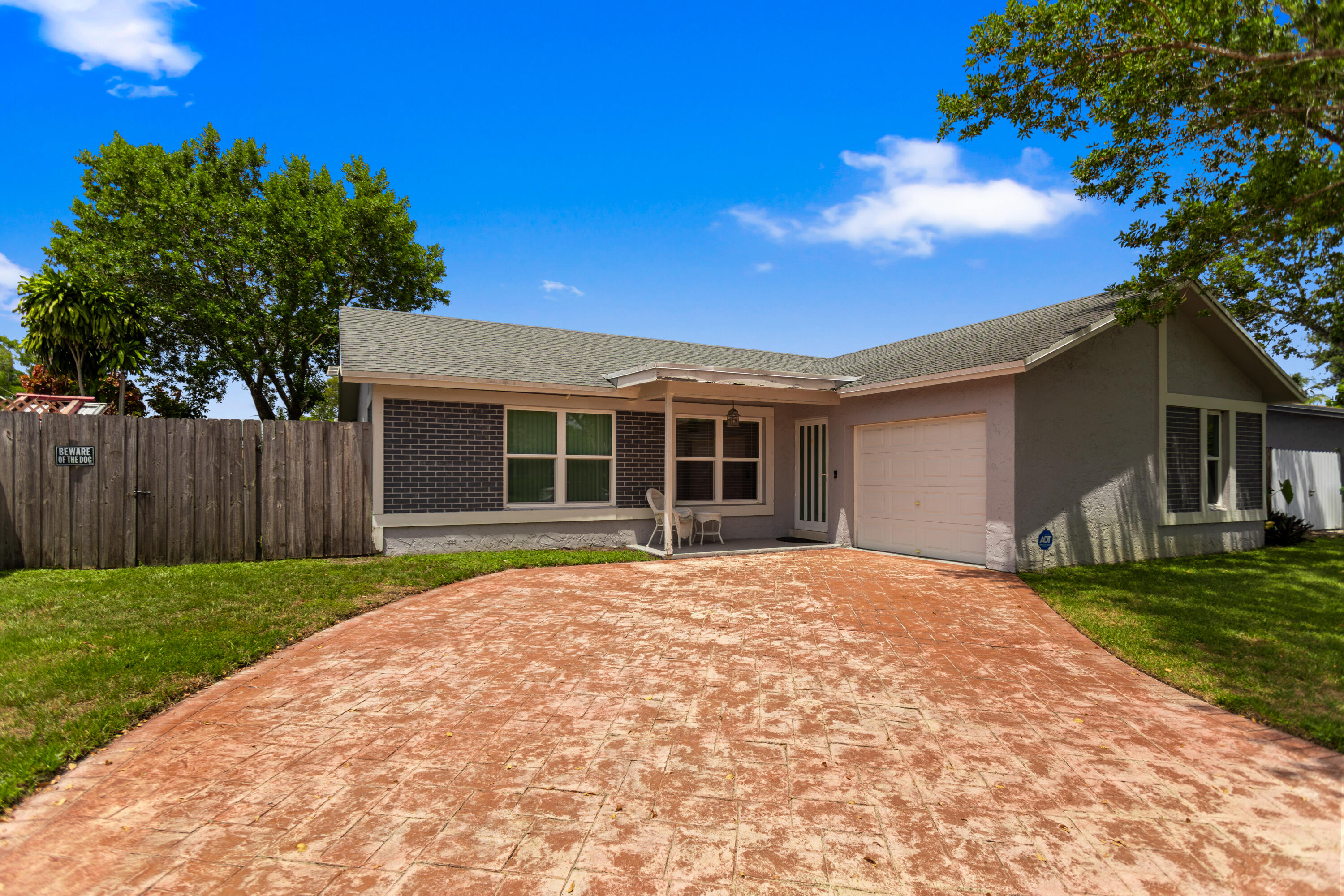 Foto de propiedad en 8621 NW 3RD Street, Pembroke Pines, FL 33024 Pembroke Pines con MLS# 