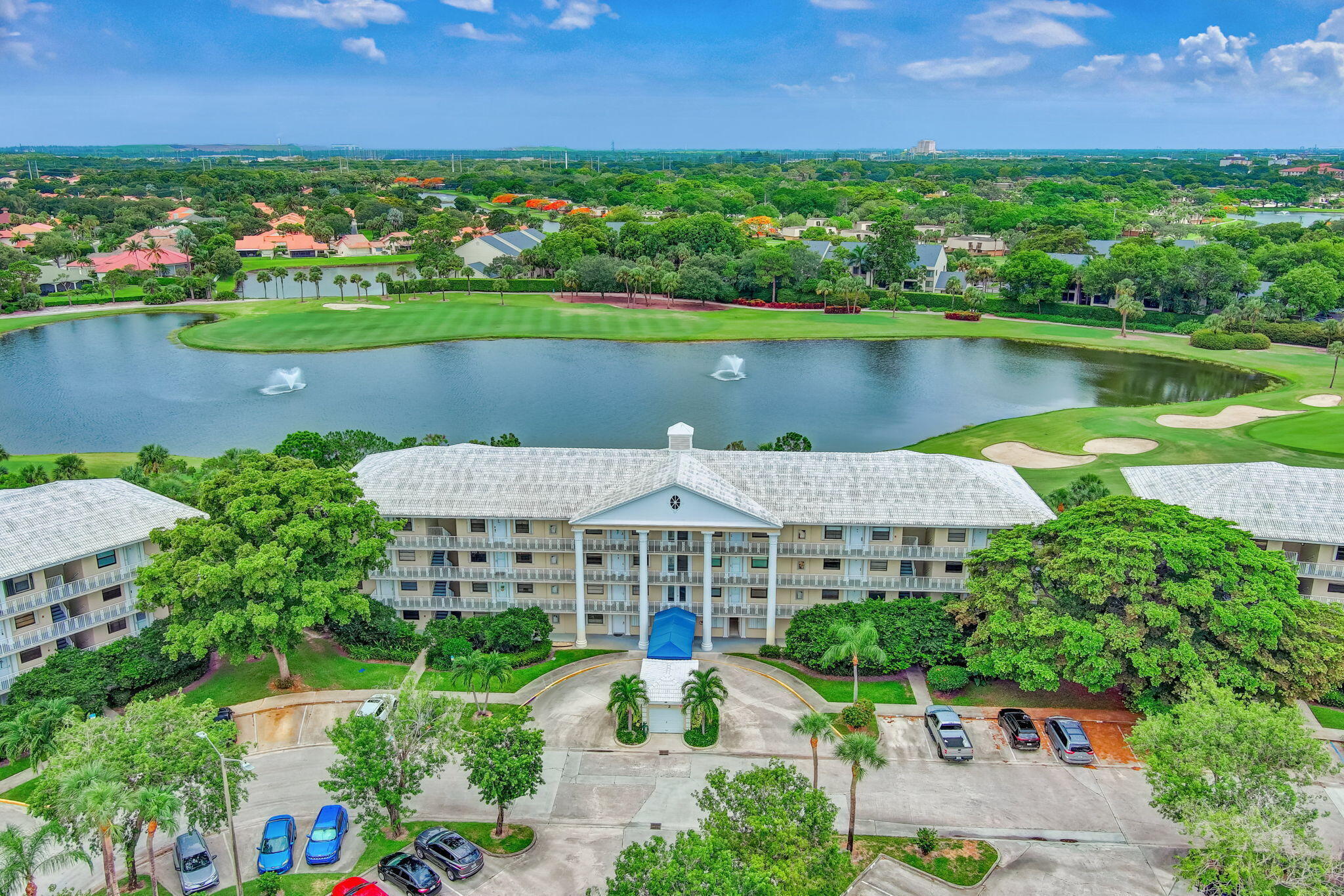 Foto de propiedad en 3521 Village Boulevard 305, West Palm Beach, FL 33409 West Palm Beach con MLS# 