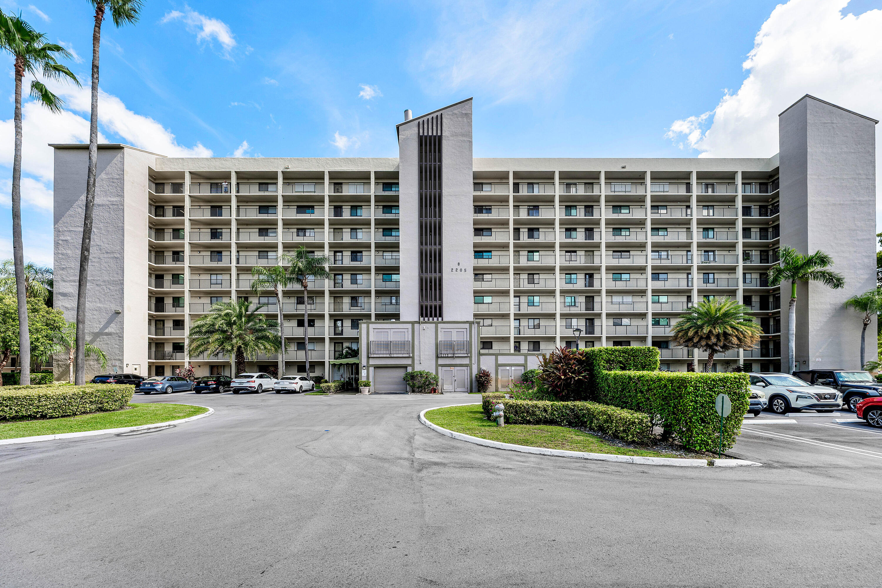 Foto de propiedad en 2205 S CYPRESS BEND Drive 302, Pompano Beach, FL 33069 Pompano Beach con MLS# 