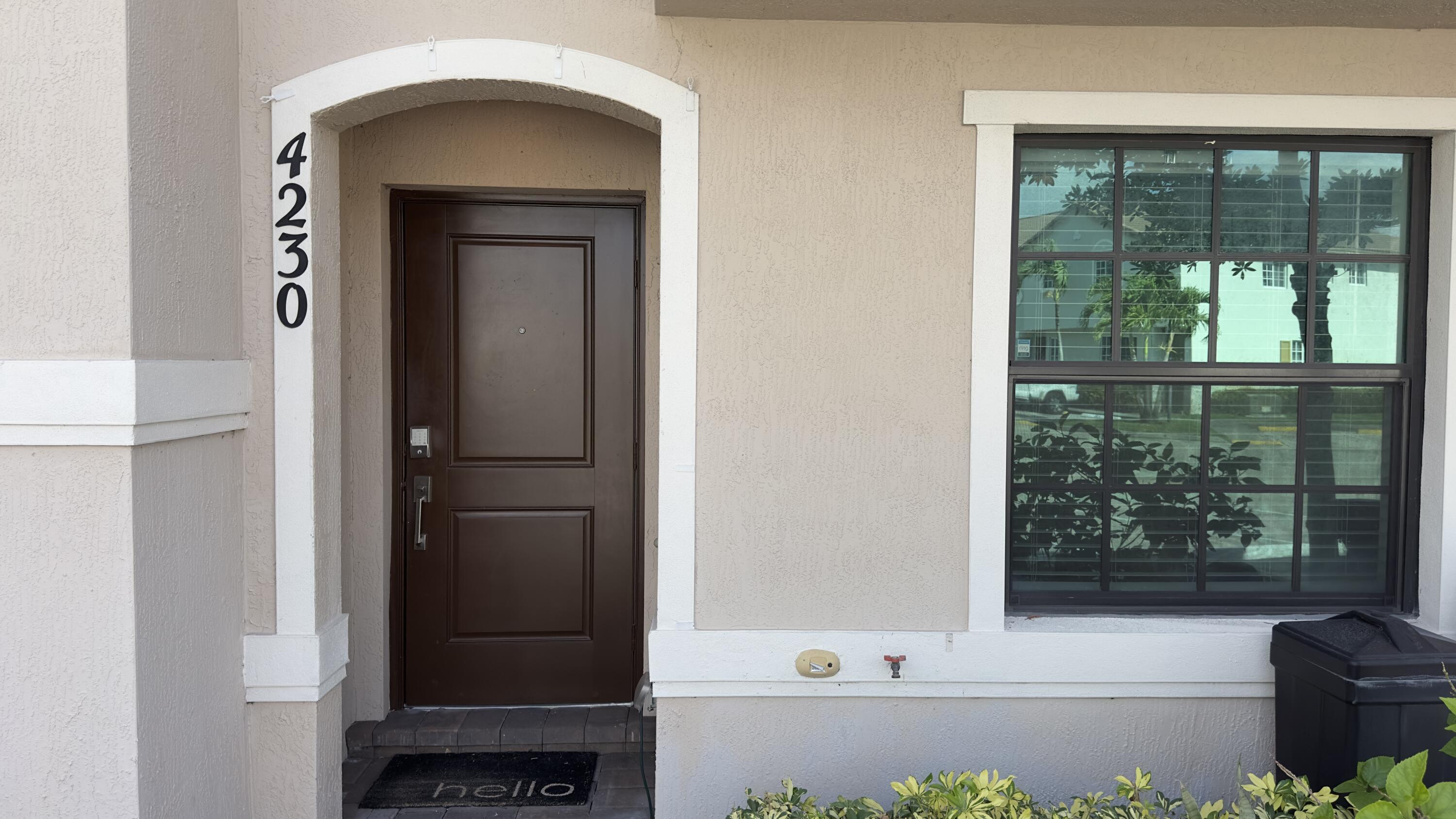 Foto de propiedad en 4230 NAPOLI LAKE Drive, Riviera Beach, FL 33410 Riviera Beach con MLS# 