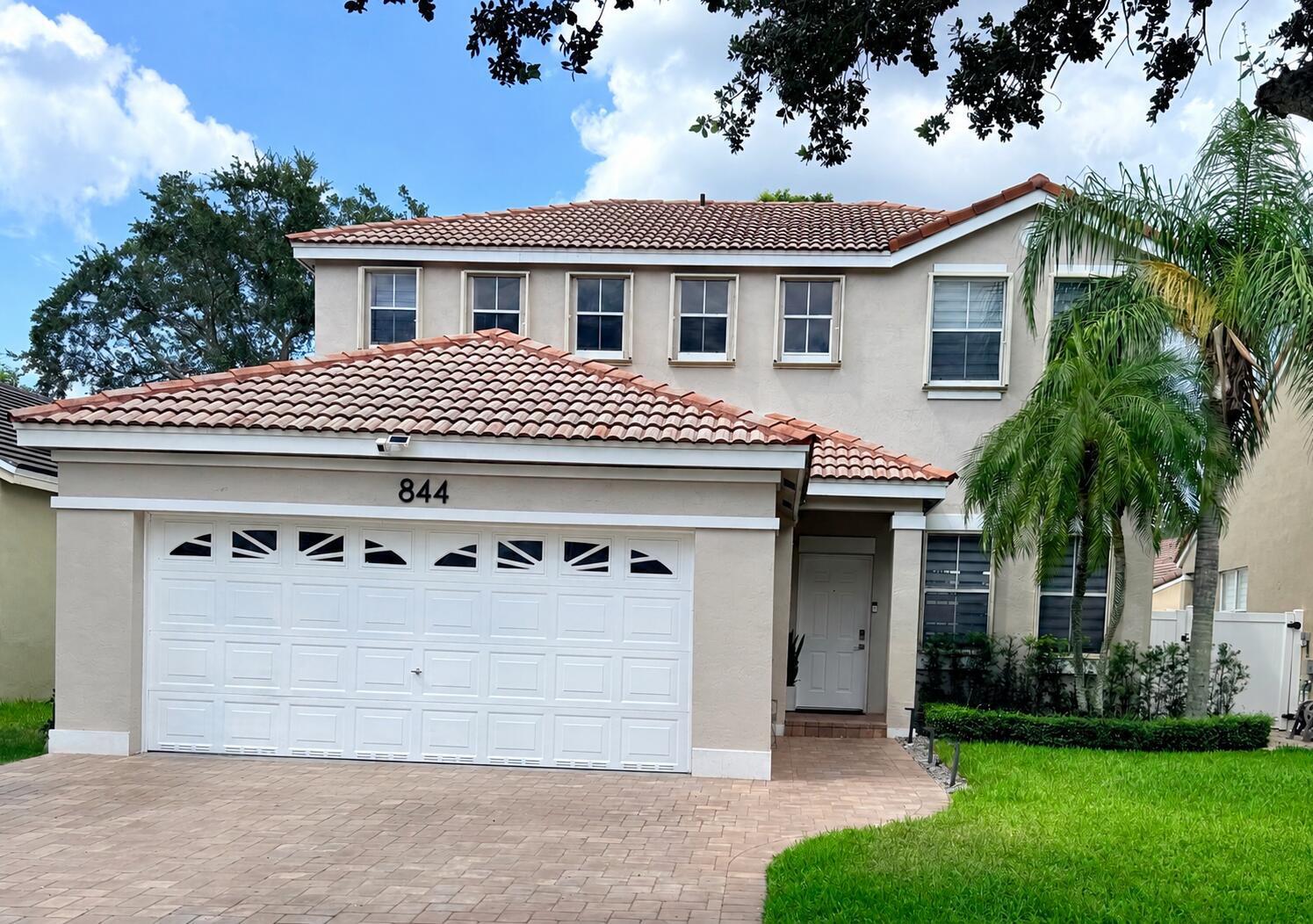 Foto de propiedad en 844 Falling Water Road, Weston, FL 33326 Weston con MLS# 