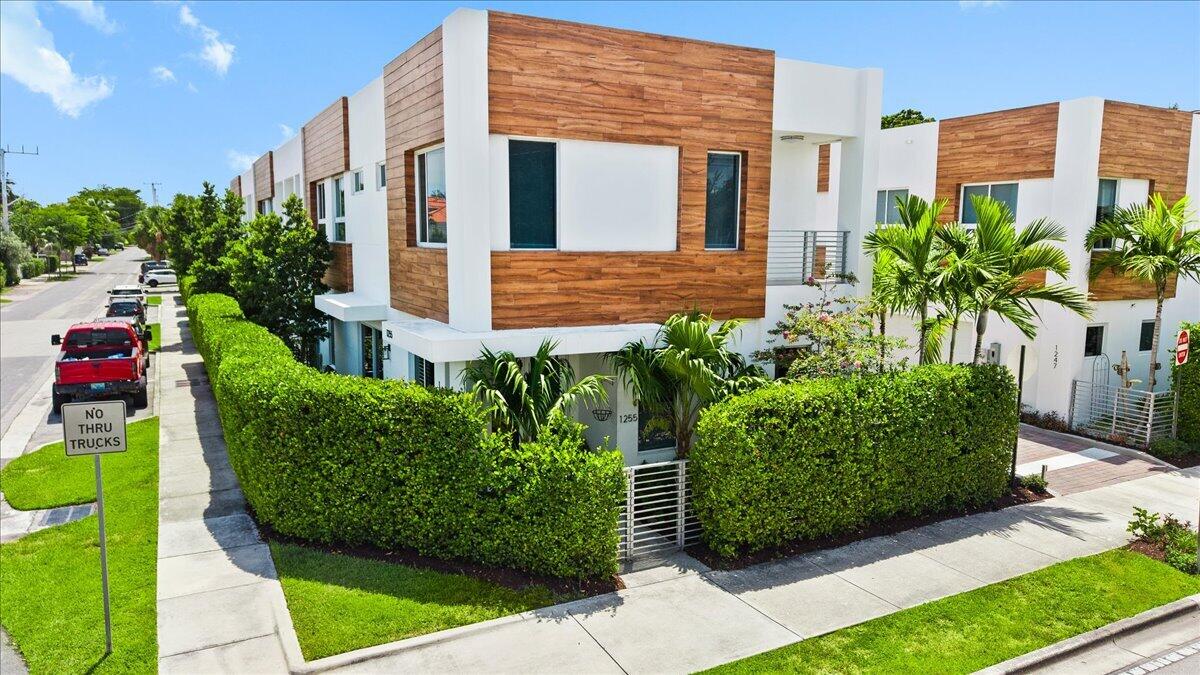 Foto de propiedad en 1255 NE 18TH Avenue, Fort Lauderdale, FL 33304 Fort Lauderdale con MLS# 