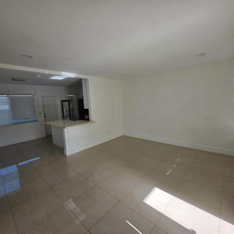 Foto de propiedad en 181 NE 168th Street 2, North Miami Beach, FL 33162 North Miami Beach con MLS# 