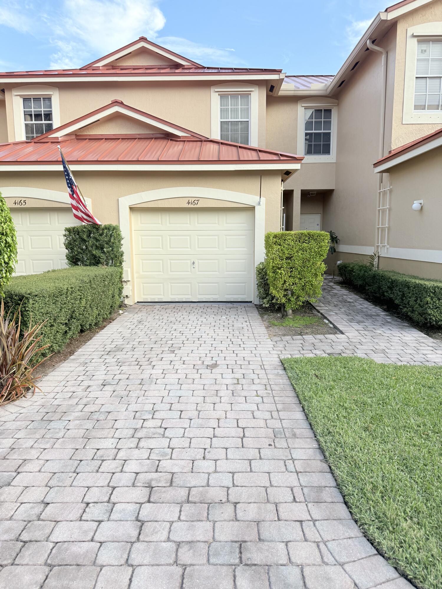 Foto de propiedad en 4167 CRYSTAL LAKE Drive, Deerfield Beach, FL 33064 Deerfield Beach con MLS# 
