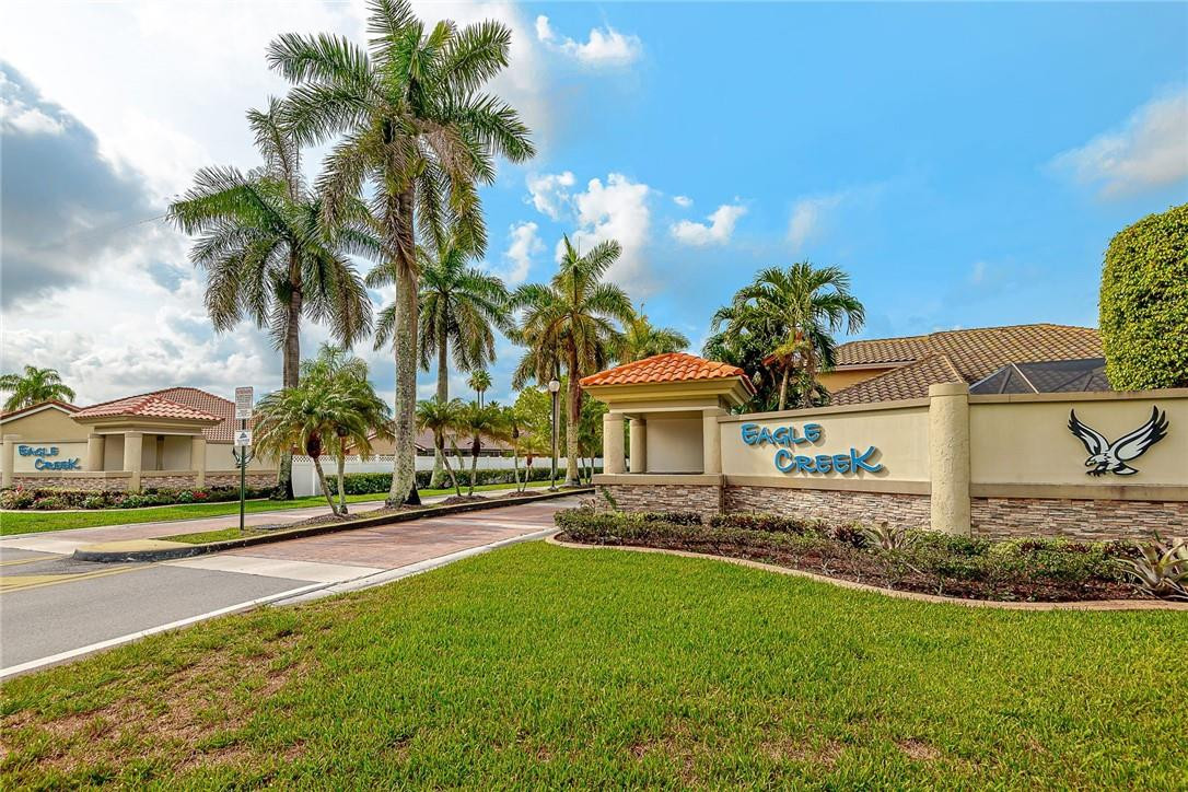 Foto de propiedad en 11551 SW 11th Street, Pembroke Pines, FL 33025 Pembroke Pines con MLS# 