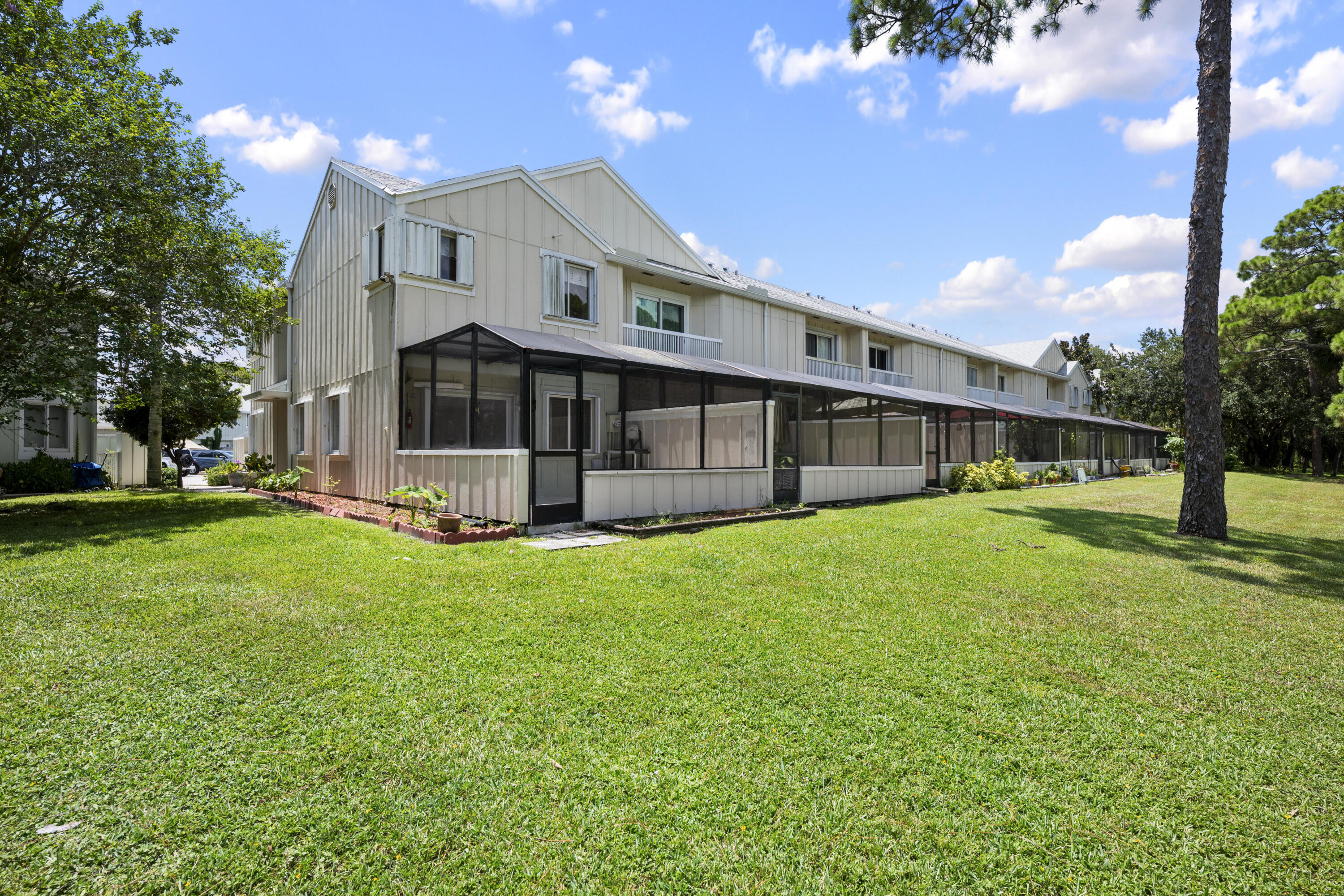 Foto de propiedad en 6151 Riverwalk Lane Unit 8, Jupiter, FL 33458 Jupiter con MLS# 