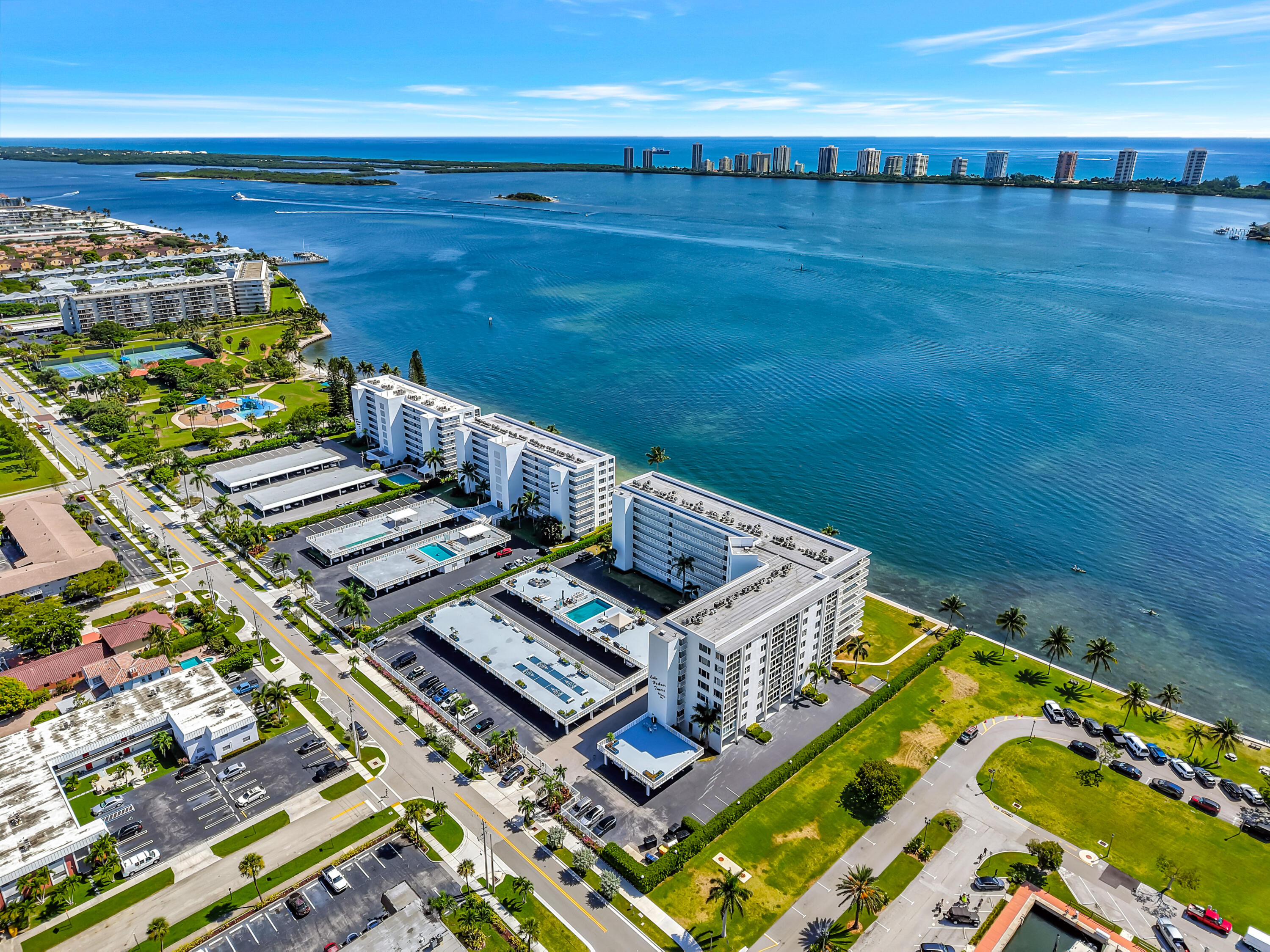 Foto de propiedad en 301 LAKE SHORE Drive 302, Lake Park, FL 33403 Lake Park con MLS# 