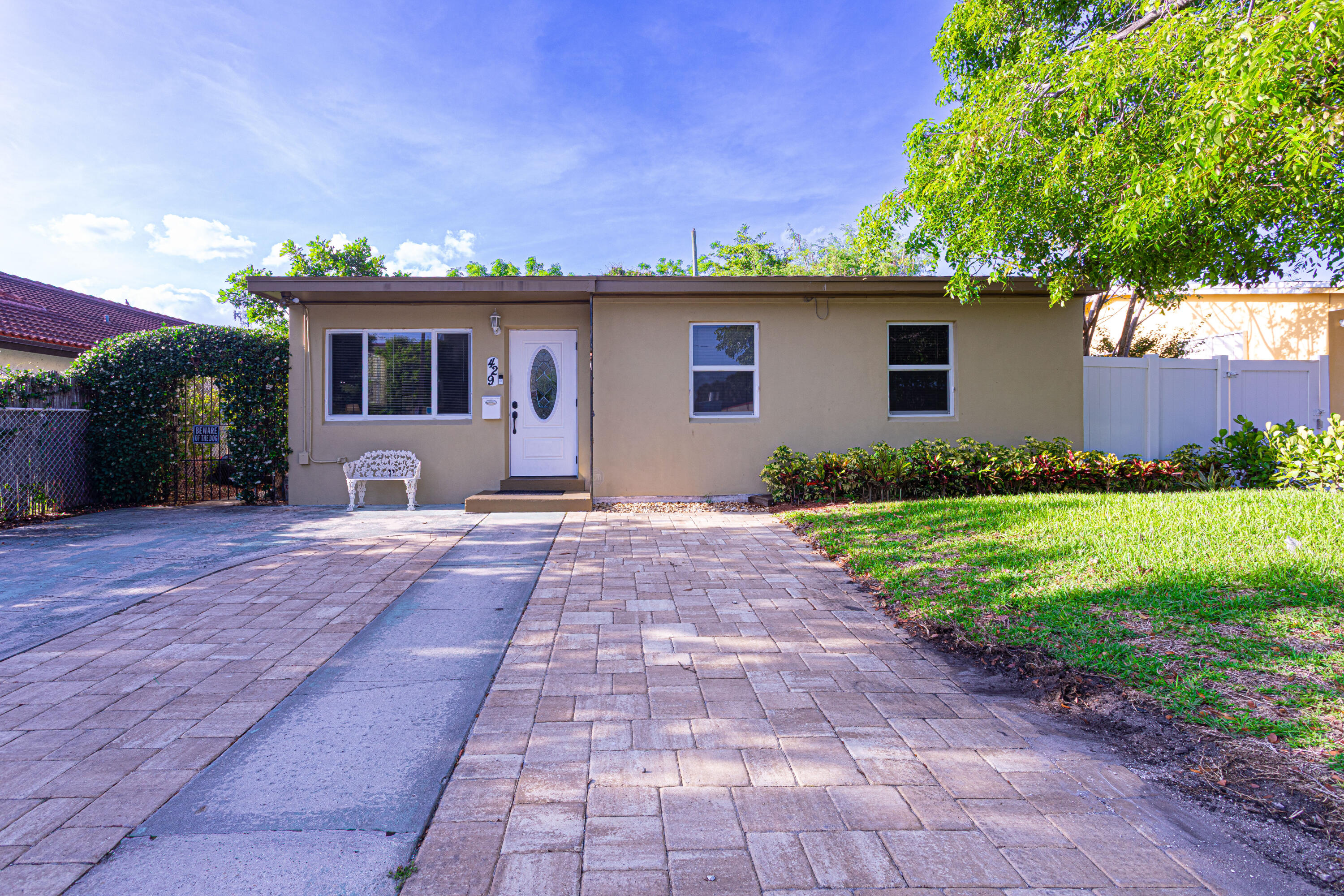 Foto de propiedad en 429 SUMMA Street, West Palm Beach, FL 33405 West Palm Beach con MLS# 