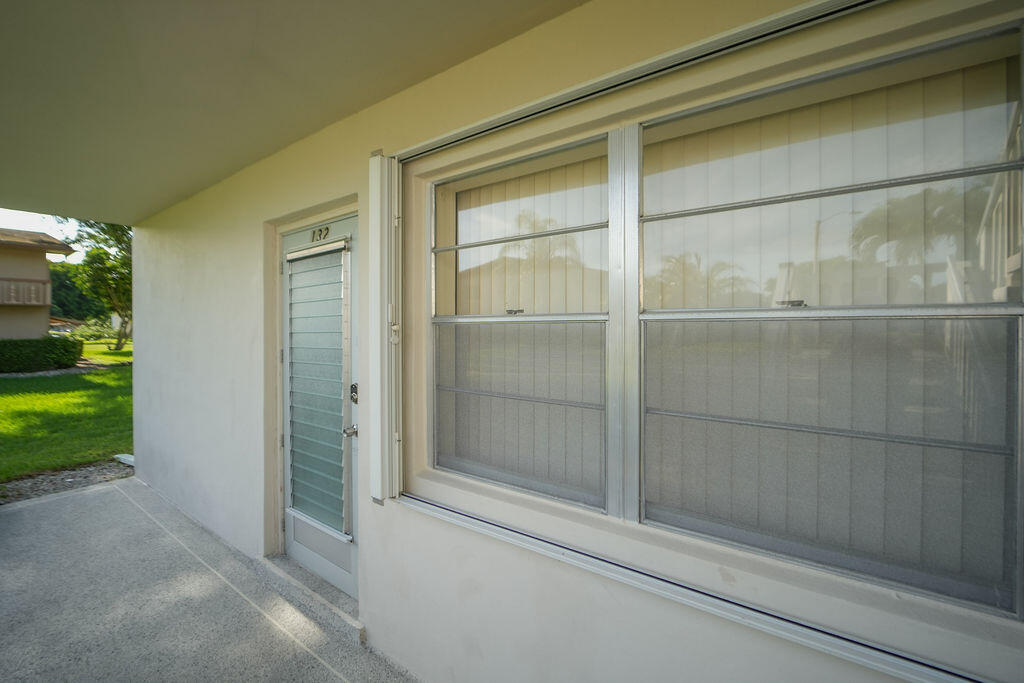 Foto de propiedad en 132 CAMBRIDGE F 132, West Palm Beach, FL 33417 West Palm Beach con MLS# 