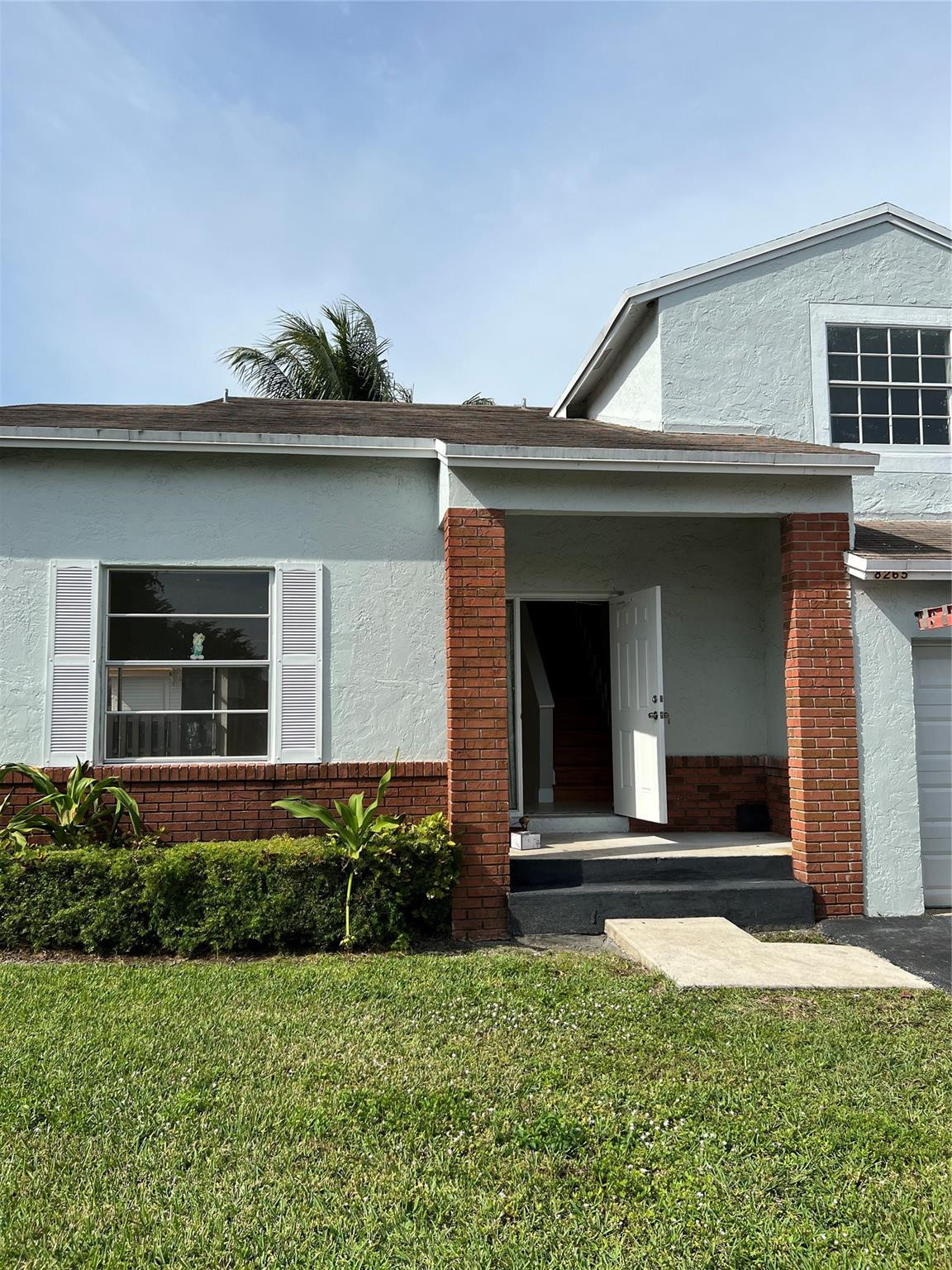 Foto de propiedad en 8265 NW 192nd Terrace, Hialeah, FL 33015 Hialeah con MLS# 