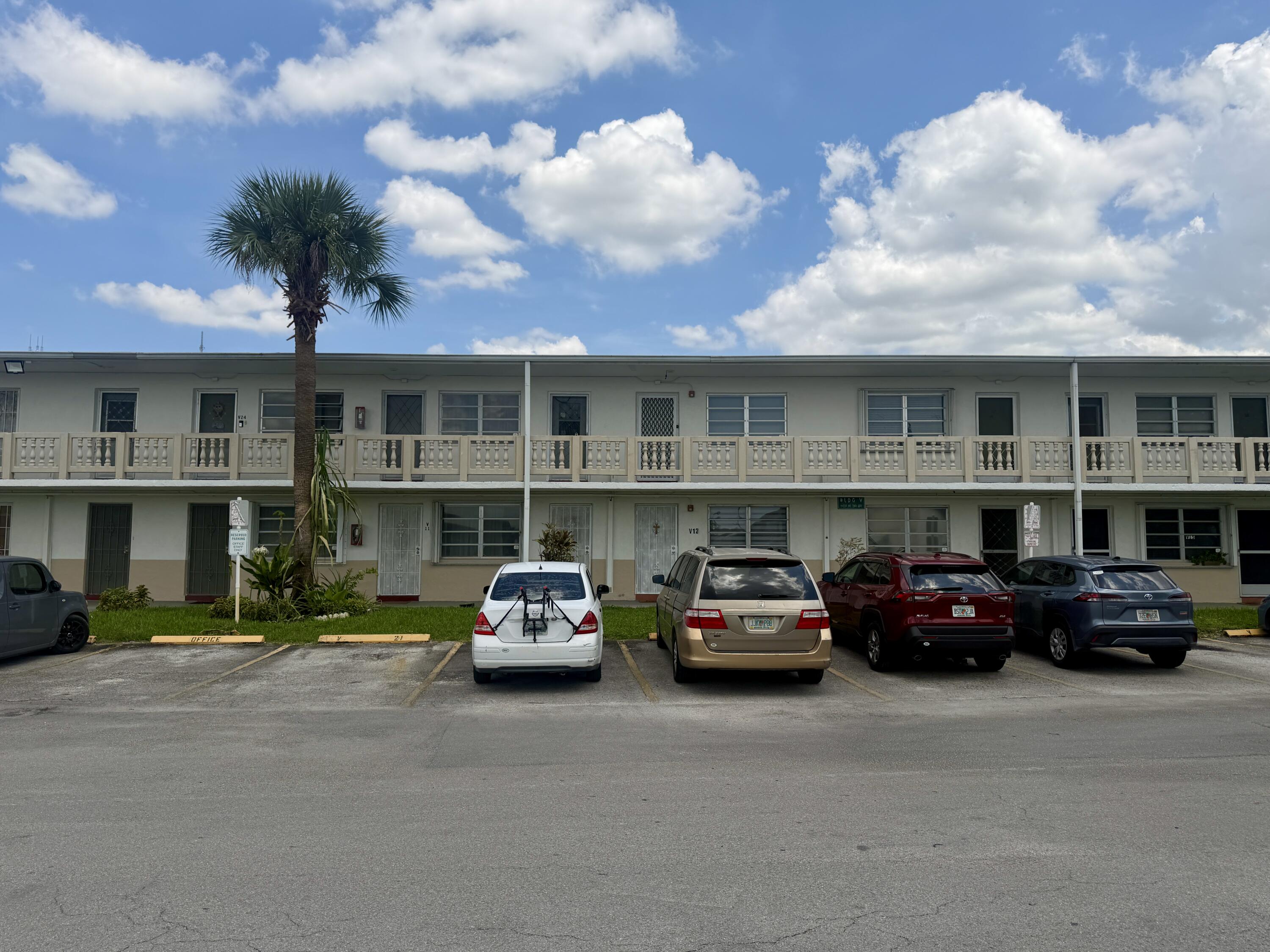 Foto de propiedad en 20210 NE 2ND Avenue V14, Miami Gardens, FL 33179 Miami Gardens con MLS# 