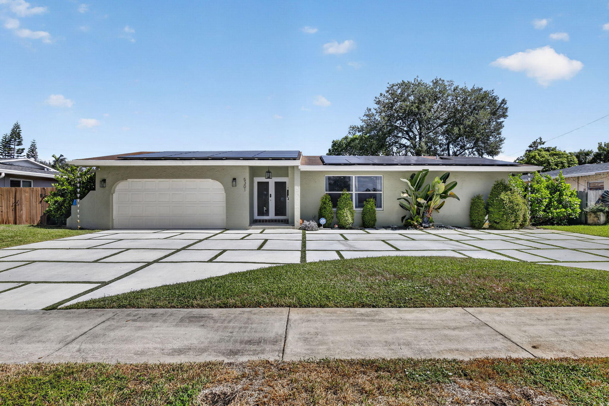 Foto de propiedad en 5301 SW 8TH Court, Plantation, FL 33317 Plantation con MLS# 