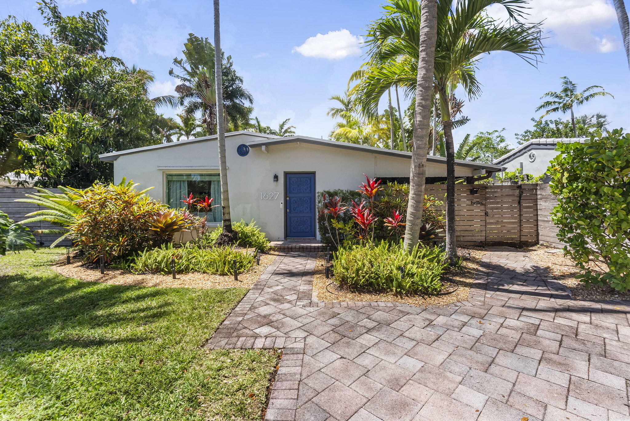 Foto de propiedad en 1627 NE 17TH Avenue, Fort Lauderdale, FL 33305 Fort Lauderdale con MLS# 