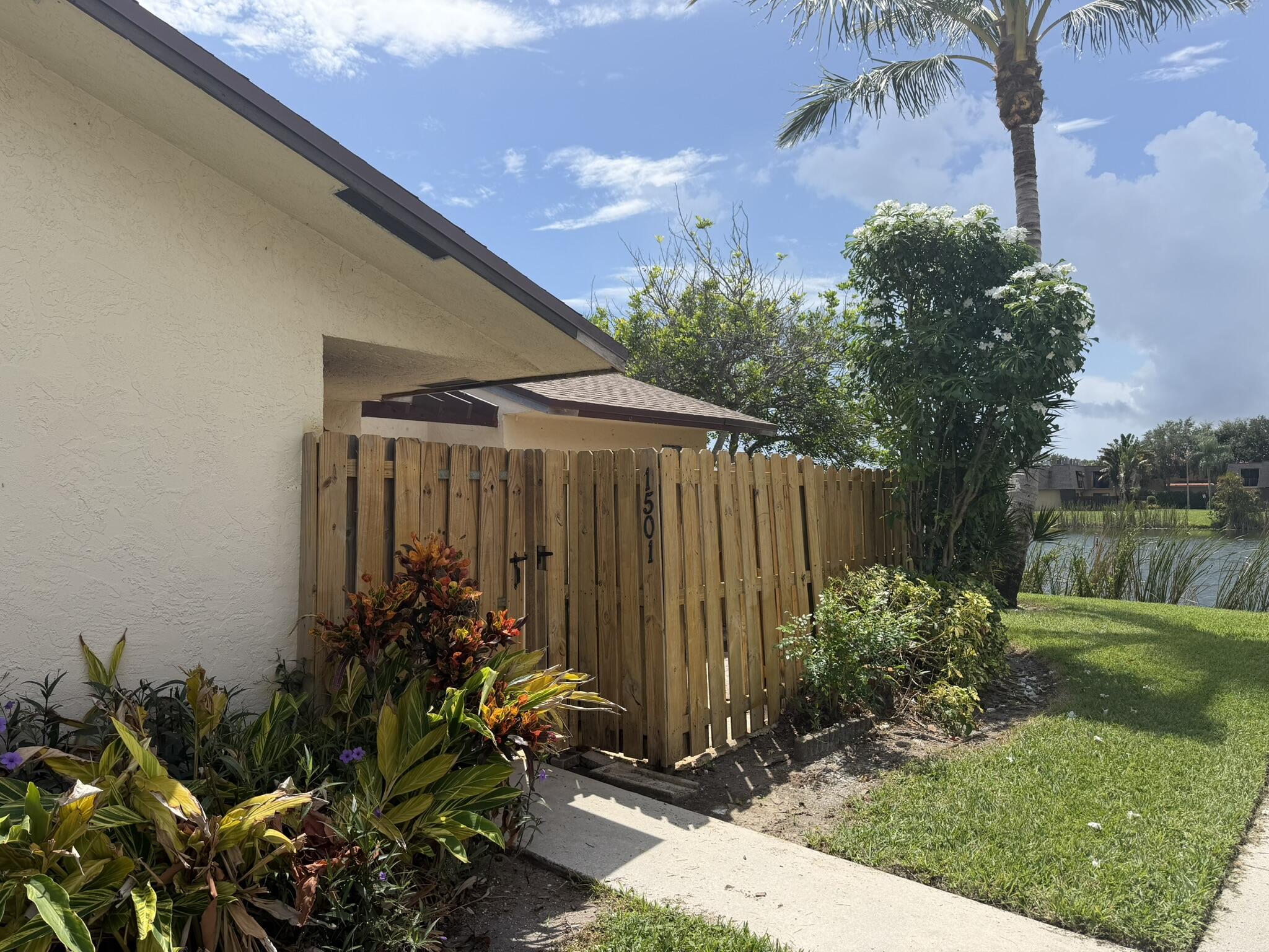 Foto de propiedad en 1501 WATERVIEW Circle, Palm Springs, FL 33461 Palm Springs con MLS# 