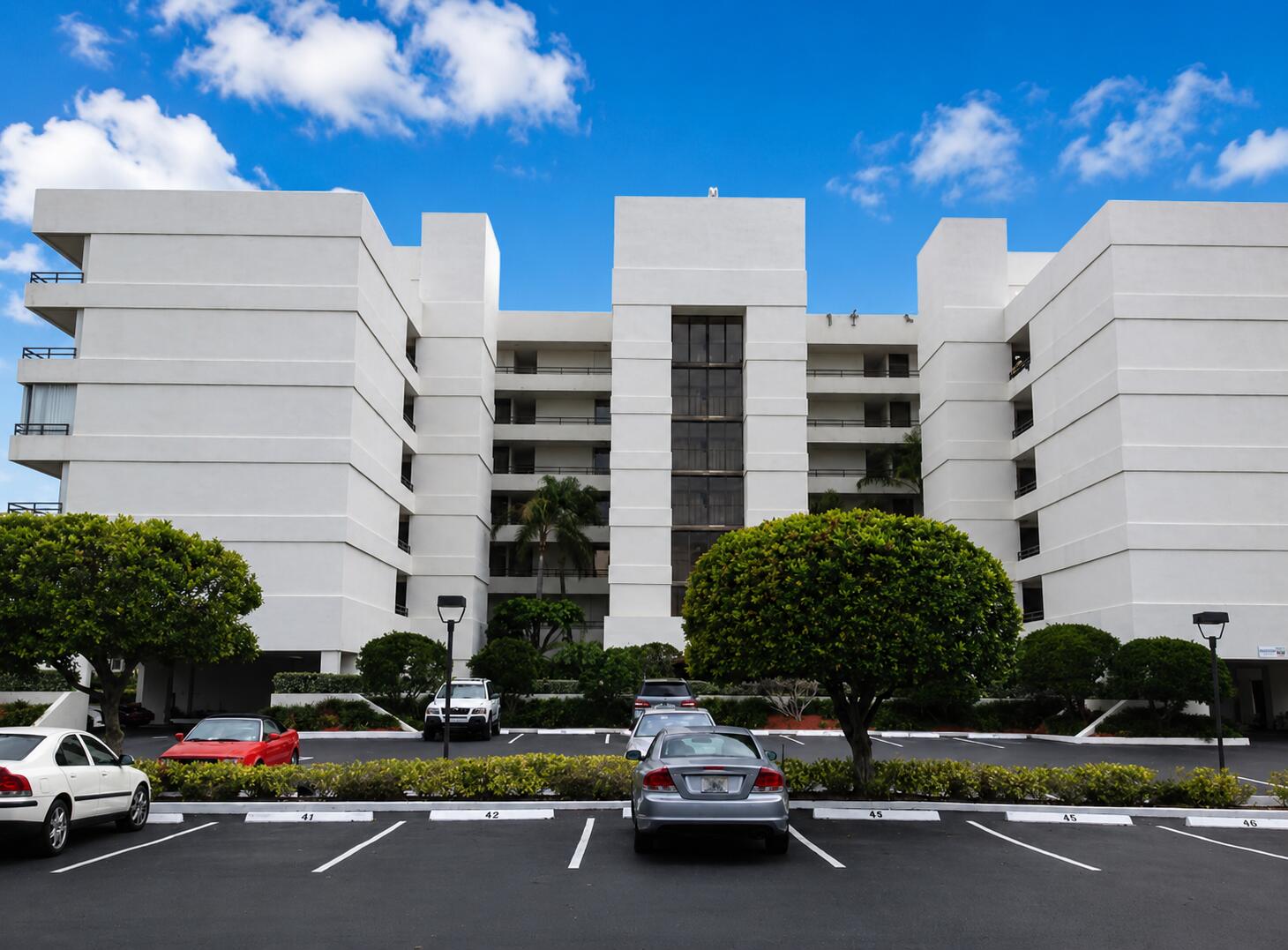 Foto de propiedad en 3555 S OCEAN Boulevard 411, South Palm Beach, FL 33480 South Palm Beach con MLS# 