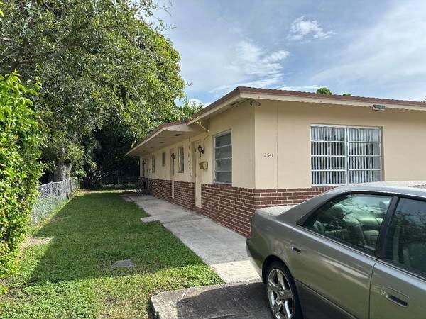 Foto de propiedad en 2541 Taylor Street 1, Hollywood, FL 33020 Hollywood con MLS# 