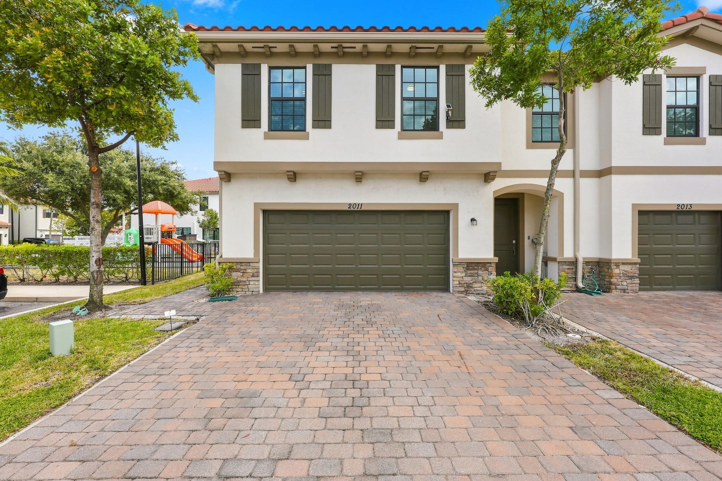 Foto de propiedad en 2011 Tamarind Drive, Riviera Beach, FL 33410 Riviera Beach con MLS# 