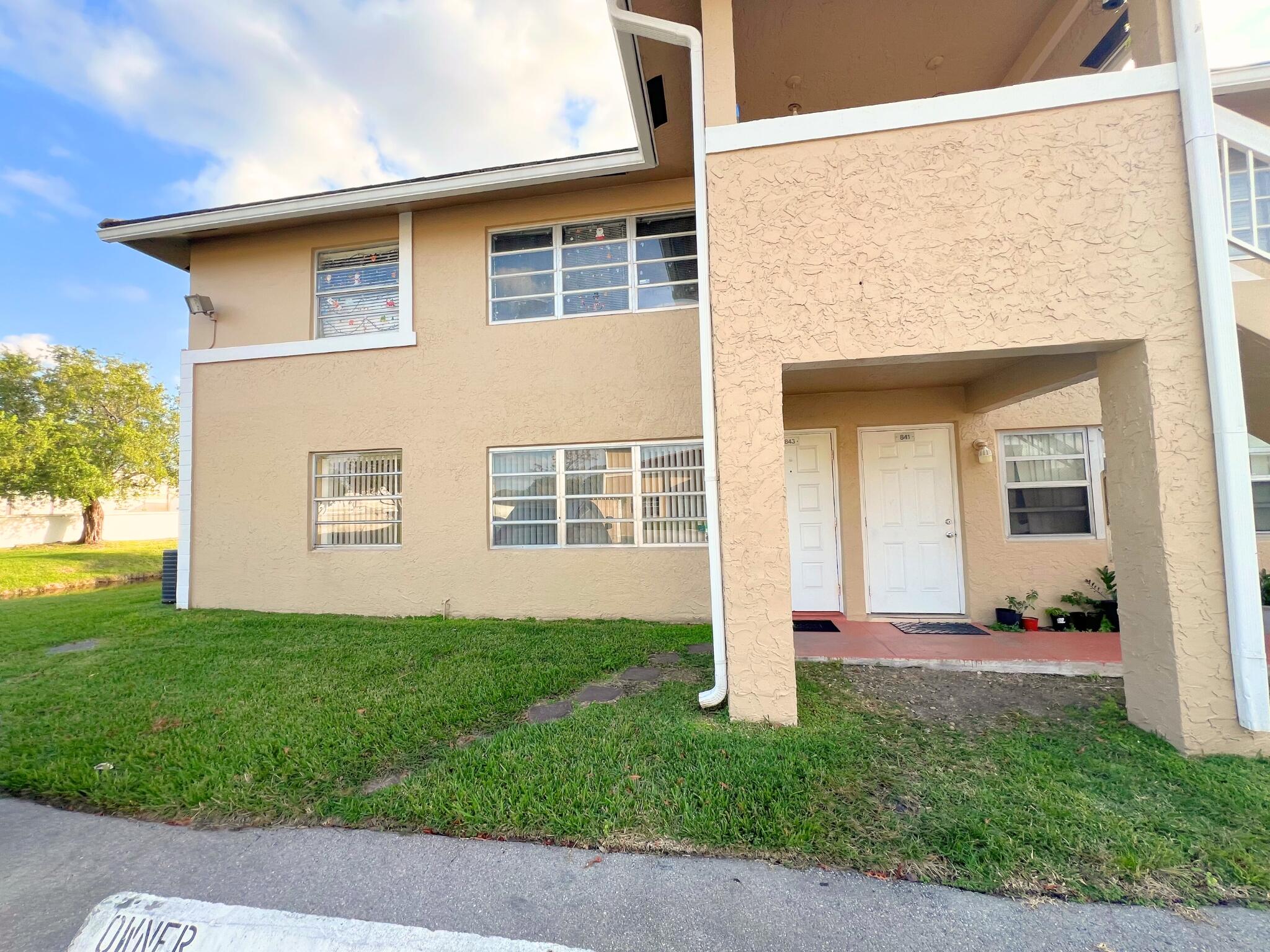 Foto de propiedad en 843 Twin Lakes Drive 30B, Coral Springs, FL 33071 Coral Springs con MLS# 
