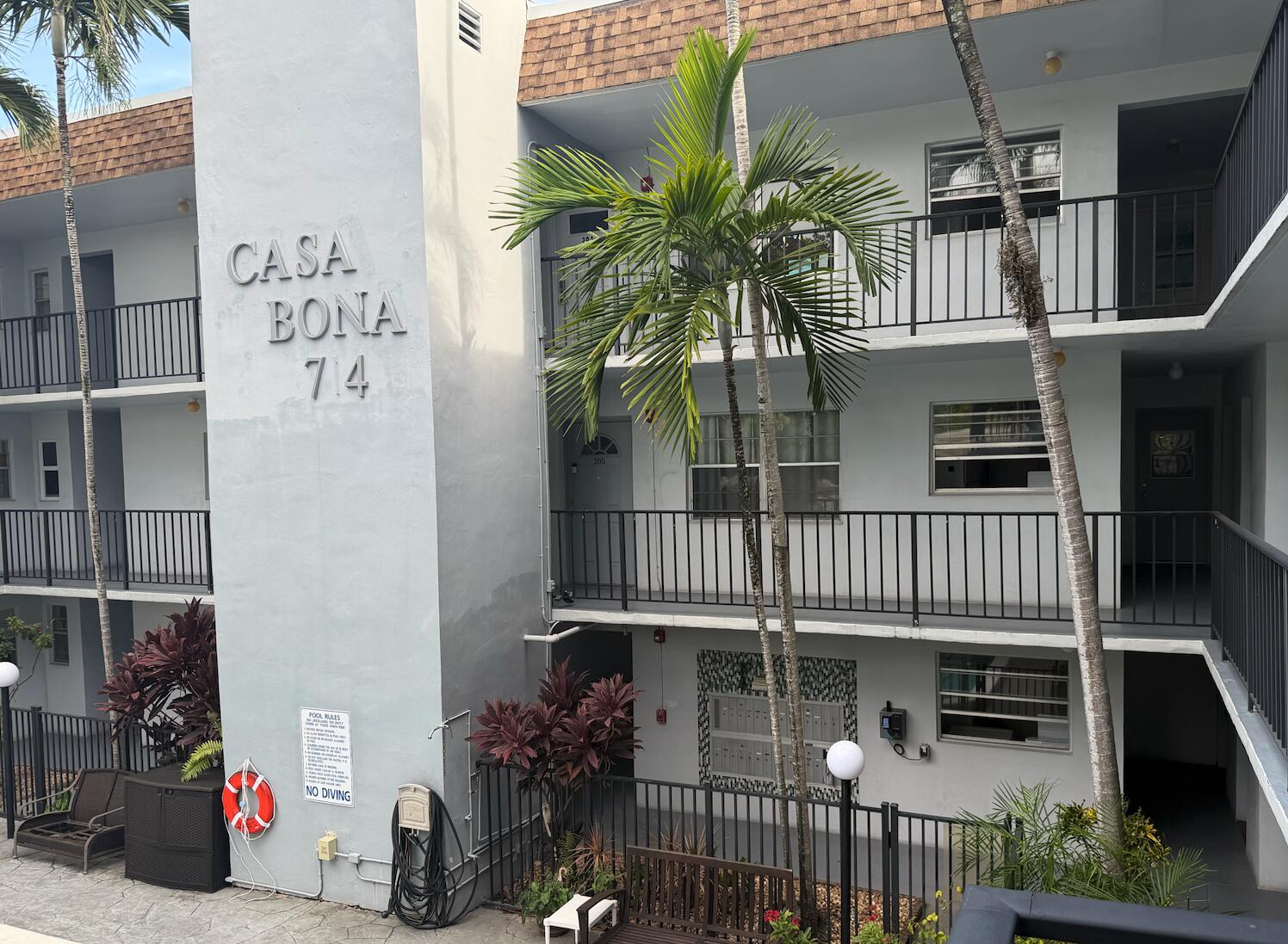 Foto de propiedad en 714 NE 10th Street 205, Hallandale Beach, FL 33009 Hallandale Beach con MLS# 