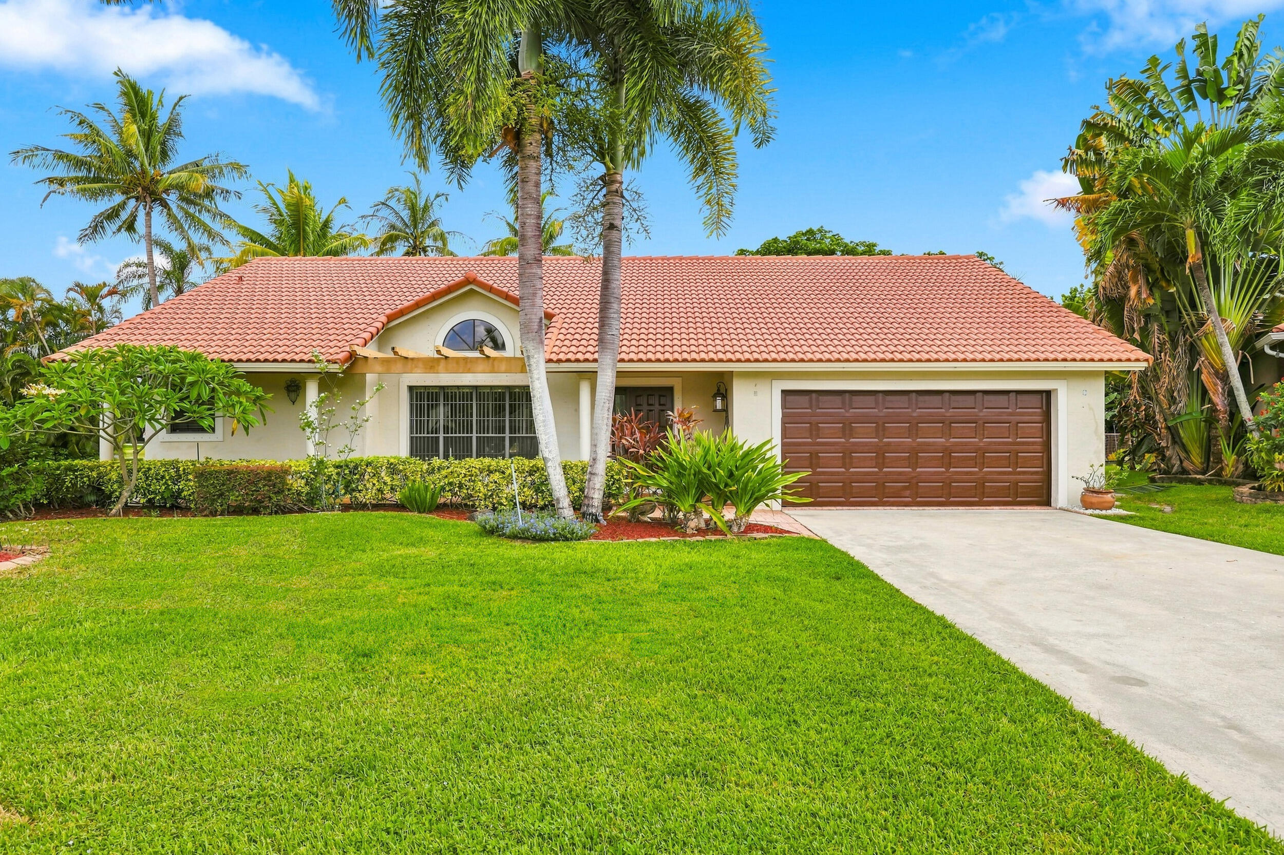 Foto de propiedad en 10798 CYPRESS BEND Drive, Boca Raton, FL 33498 Boca Raton con MLS# 