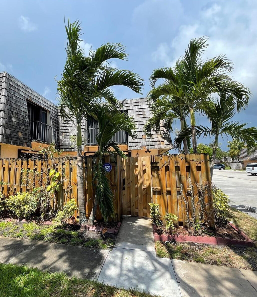 Foto de propiedad en 219 LAKE ARBOR Drive 219, Palm Springs, FL 33461 Palm Springs con MLS# 