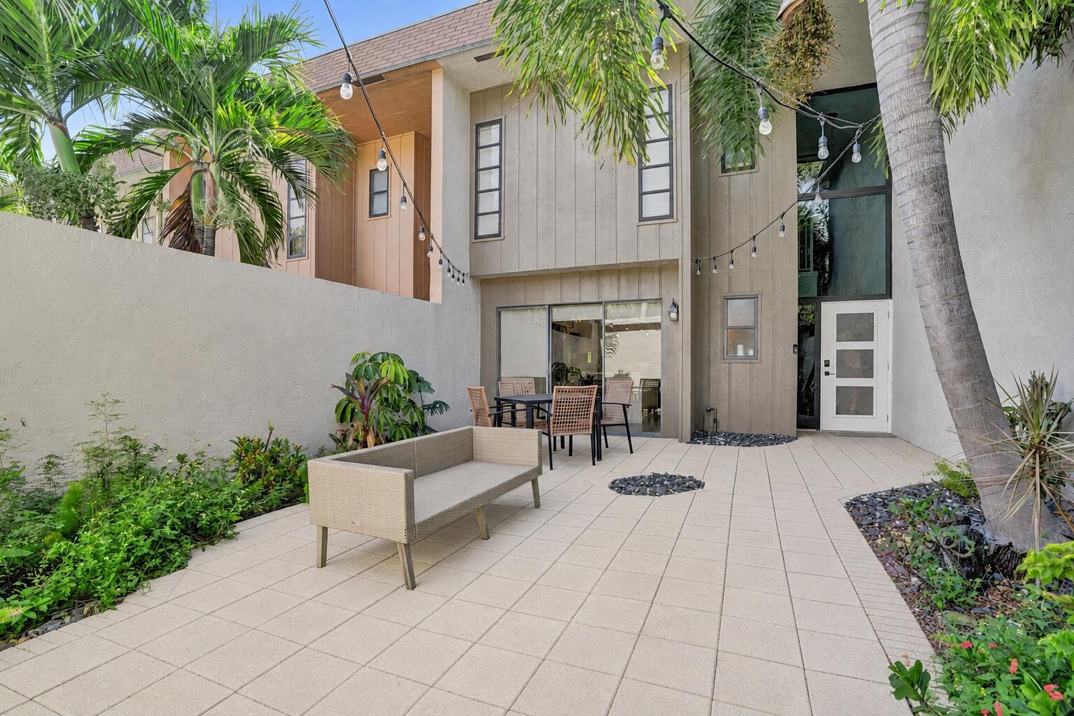Foto de propiedad en 4799 NW 9TH Avenue, Deerfield Beach, FL 33064 Deerfield Beach con MLS# 