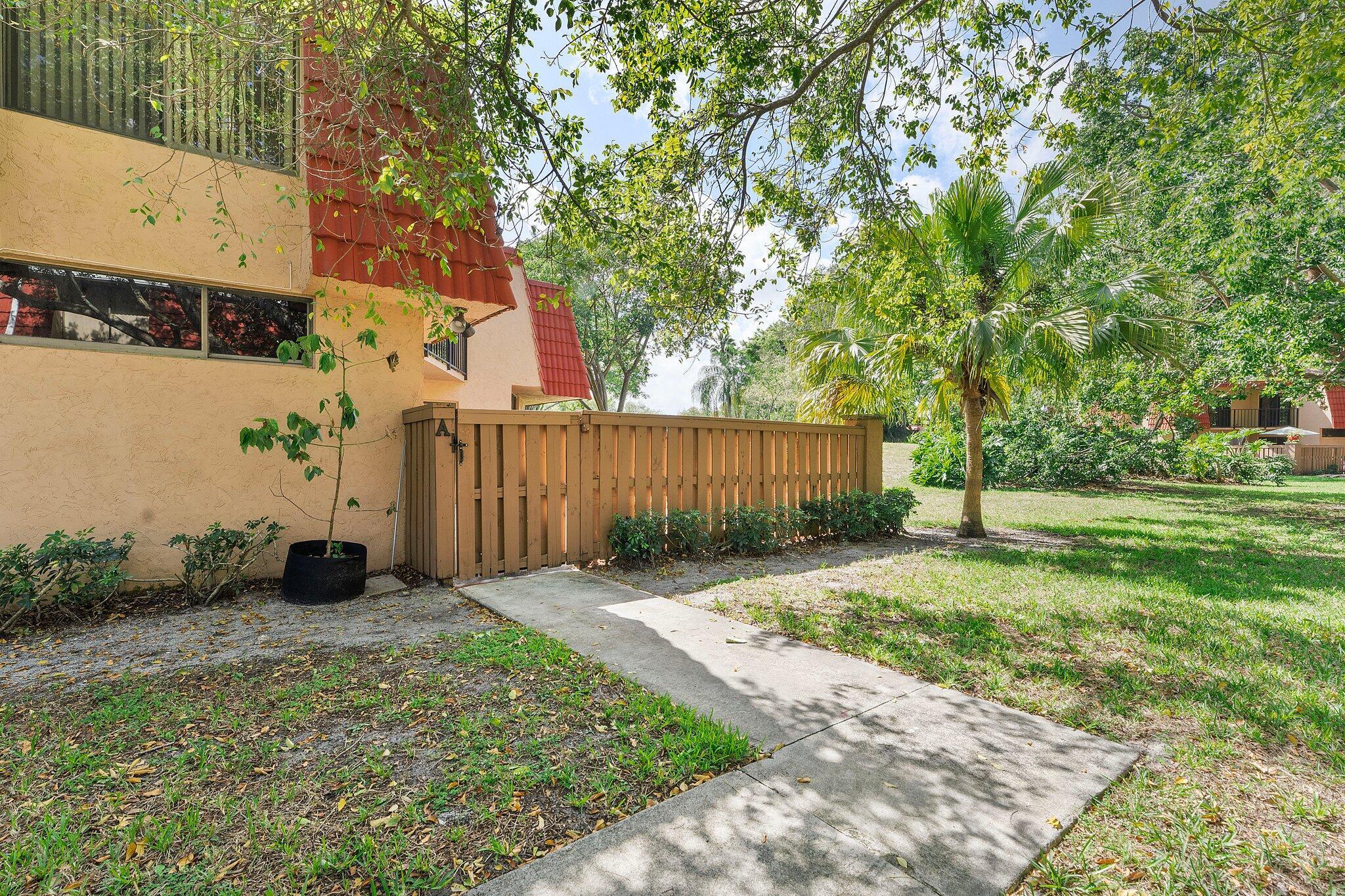 Foto de propiedad en 8195 SEVERN Drive A, Boca Raton, FL 33433 Boca Raton con MLS# 