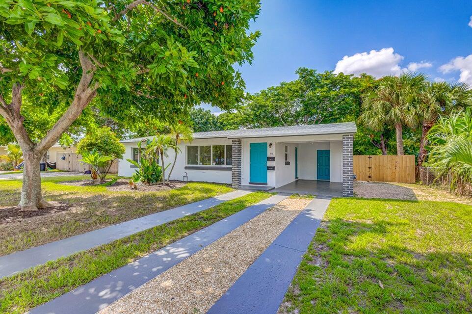 Foto de propiedad en 512 BAYBERRY Drive, Lake Park, FL 33403 Lake Park con MLS# 