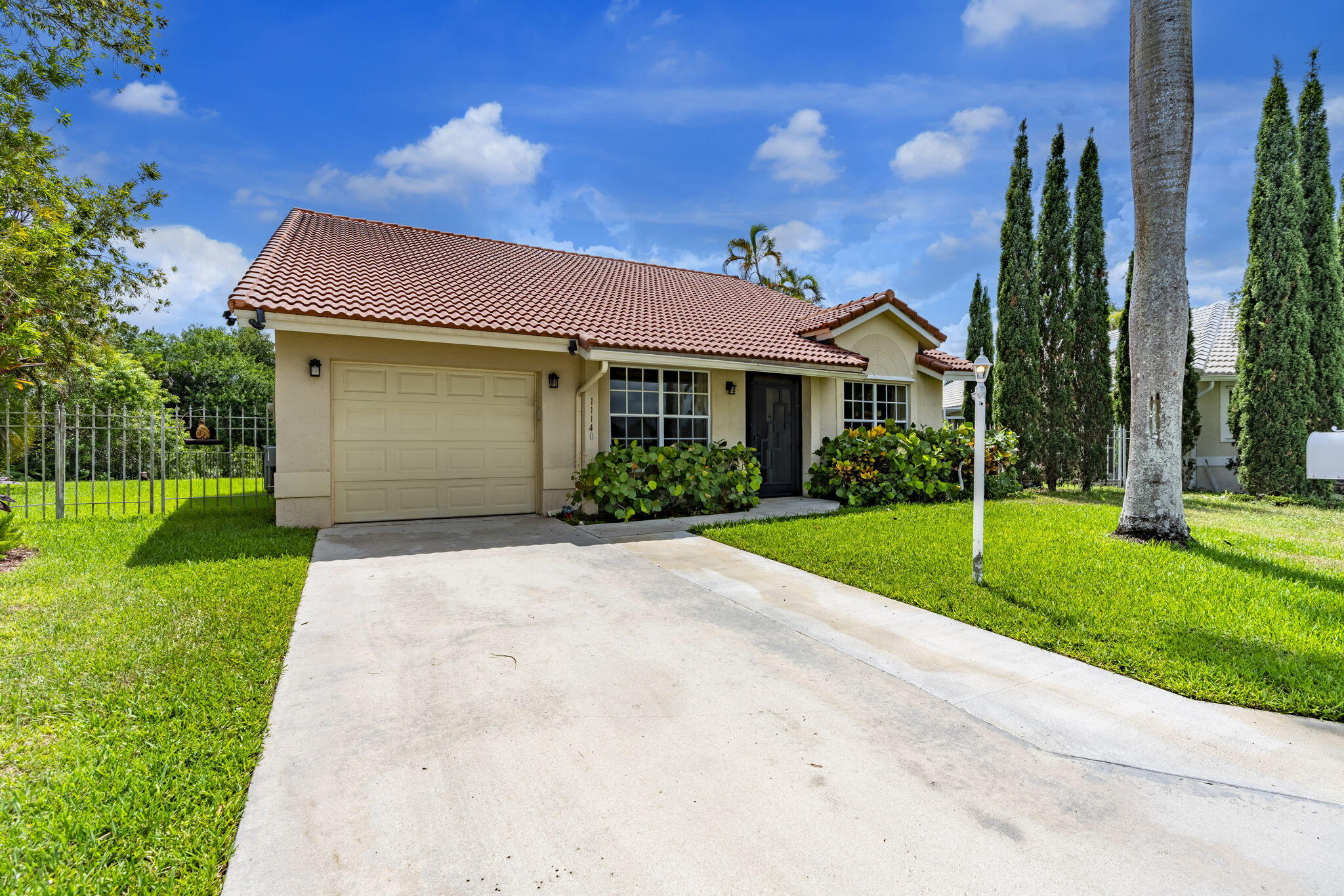 Foto de propiedad en 11140 LAKEAIRE Circle, Boca Raton, FL 33498 Boca Raton con MLS# 