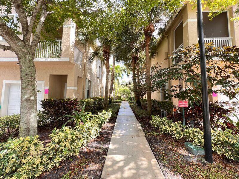 Foto de propiedad en 117 Lighthouse Circle J, Tequesta, FL 33469 Tequesta con MLS# 
