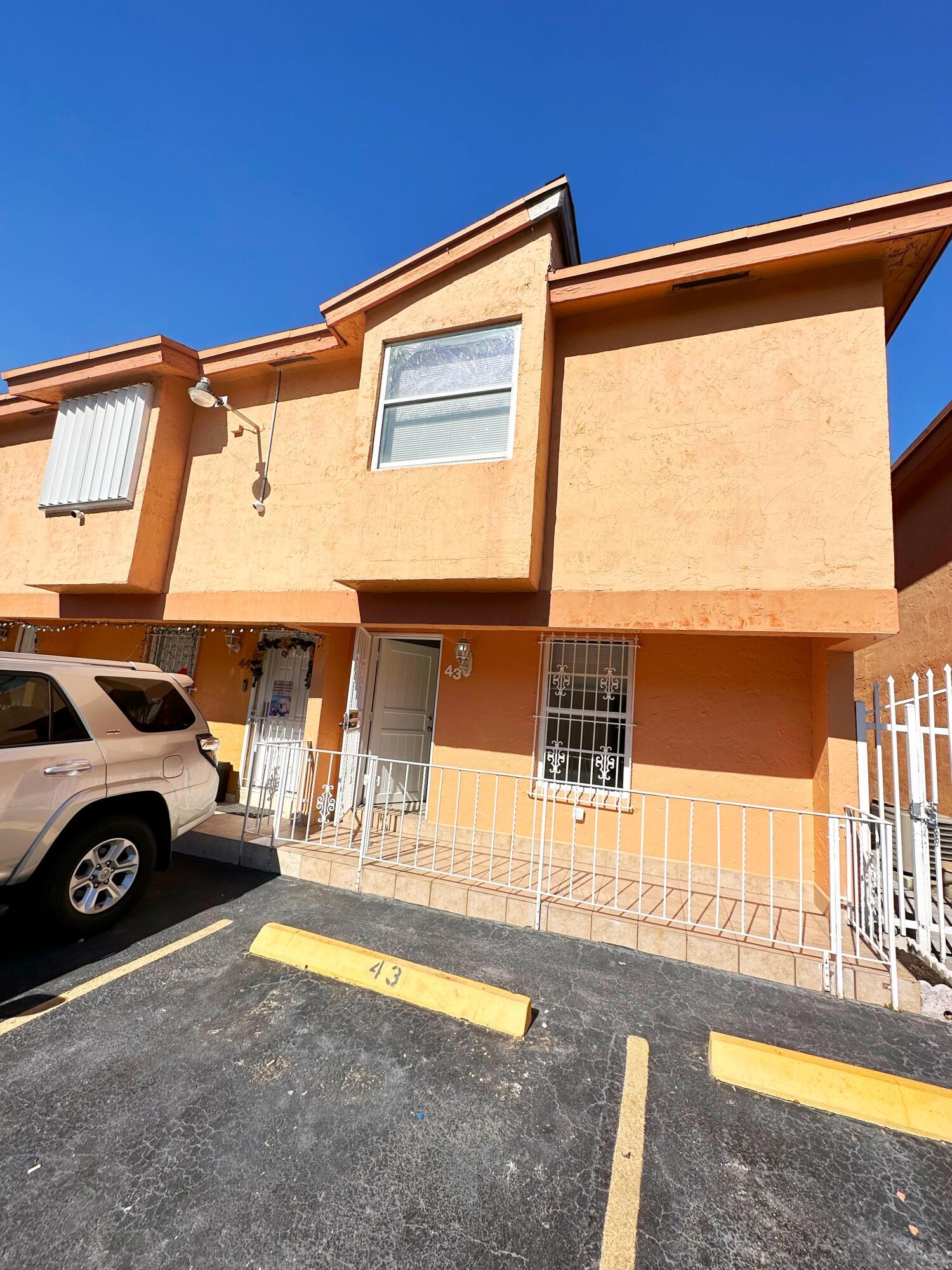 En Venta 1701 W 42ND Place 43, Hialeah, FL 33012, Hialeah, FL 33012